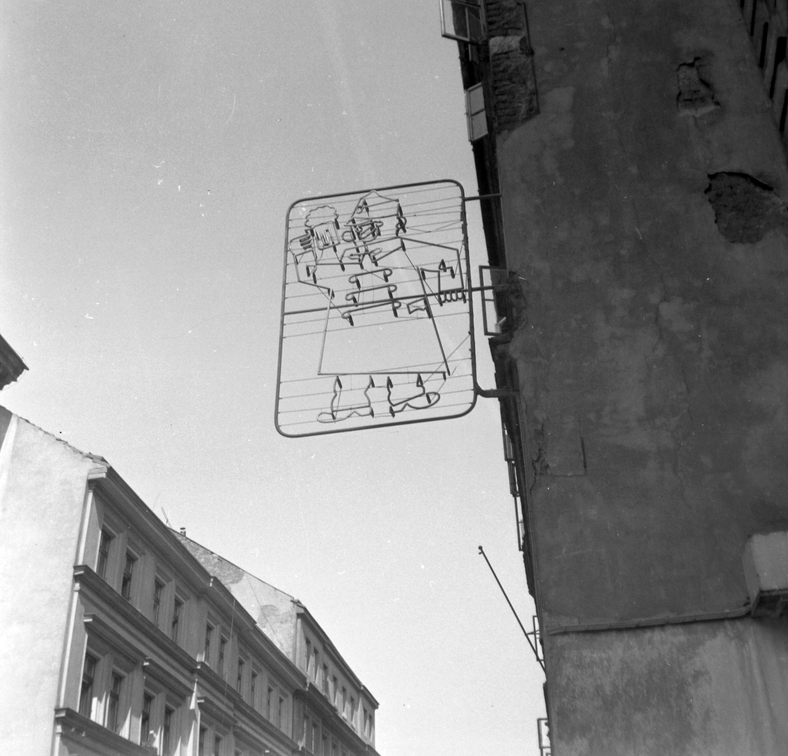 Csehország, Prága, ulice Na Bojišti, Kehely (u Kalicha) söröző., 1961, Gyöngyi, Csehszlovákia, neonreklám, Fortepan #32680