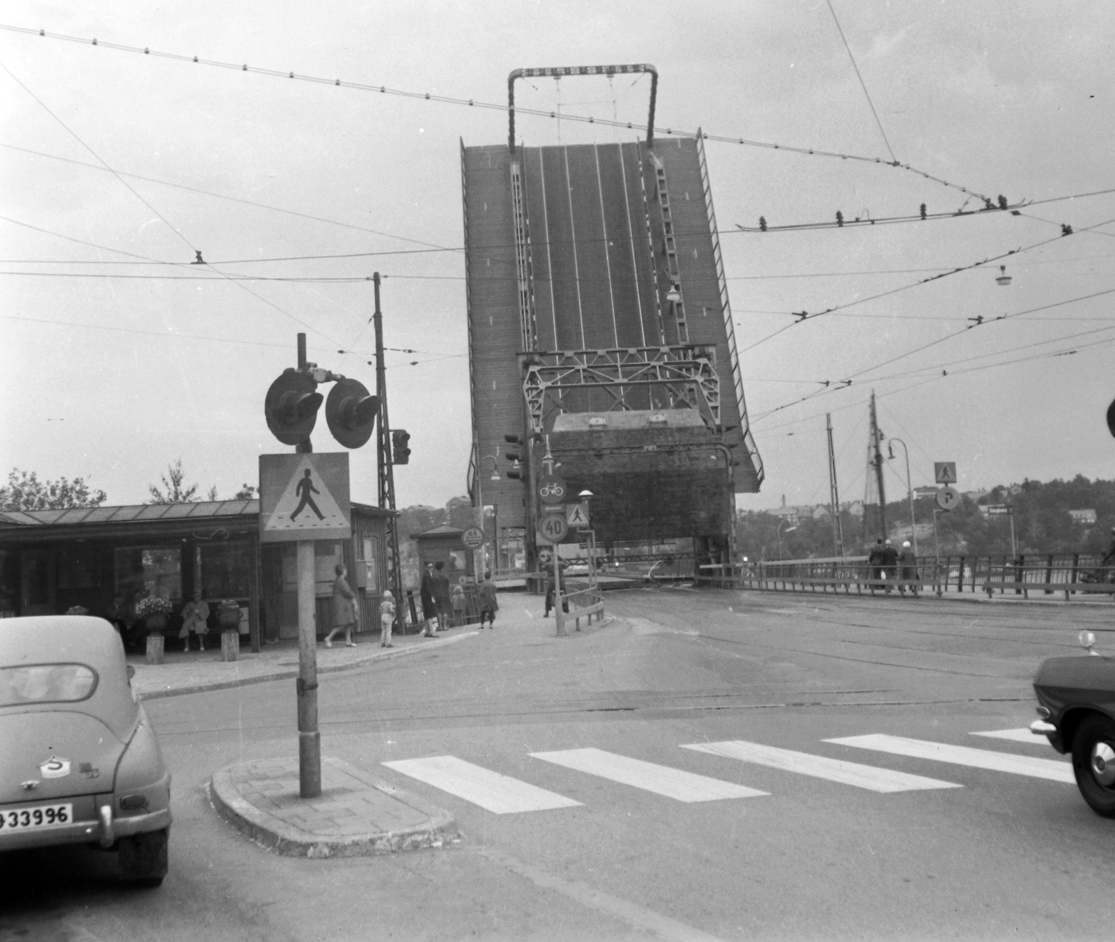 Sweden, Stockholm, Lidingö híd (Lidingöbron)., 1966, Gyöngyi, traffic, street view, signal, road sign, automobile, number plate, movable bridge, country code sign, crosswalk, Fortepan #32682