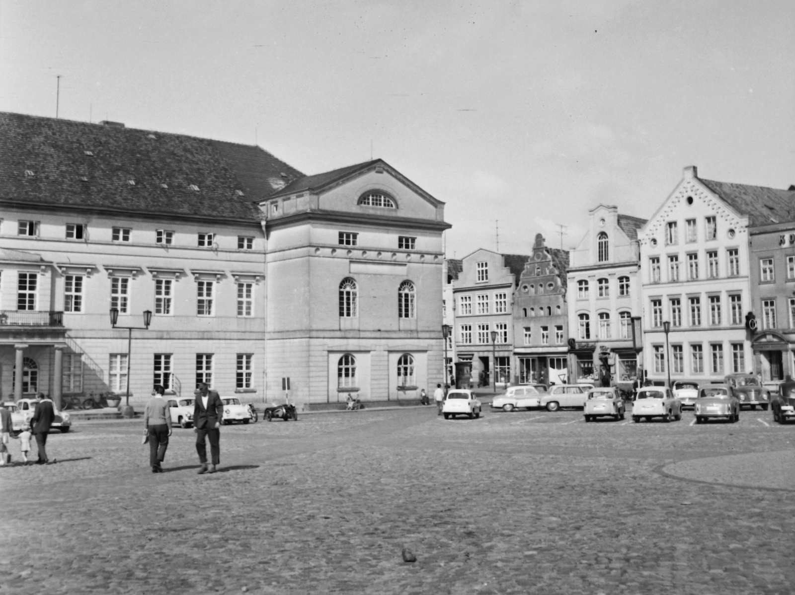 Germany, Wismar, Marktplatz, Városháza., 1962, Gyöngyi, car park, public building, Fortepan #32694