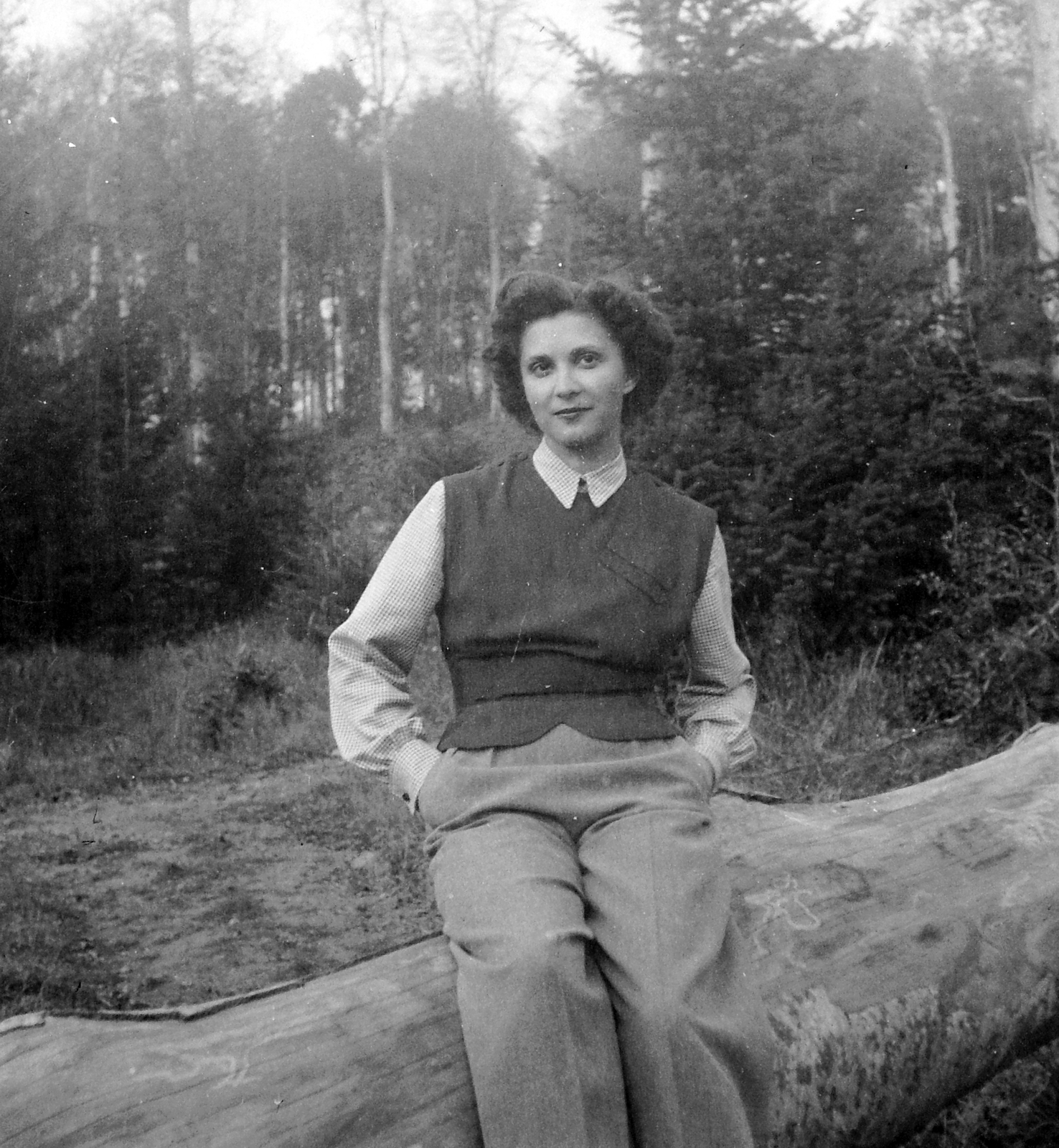 1935, Fortepan, portrait, woods, woman, trunk, hands in pockets, cross-dressing, Fortepan #3270