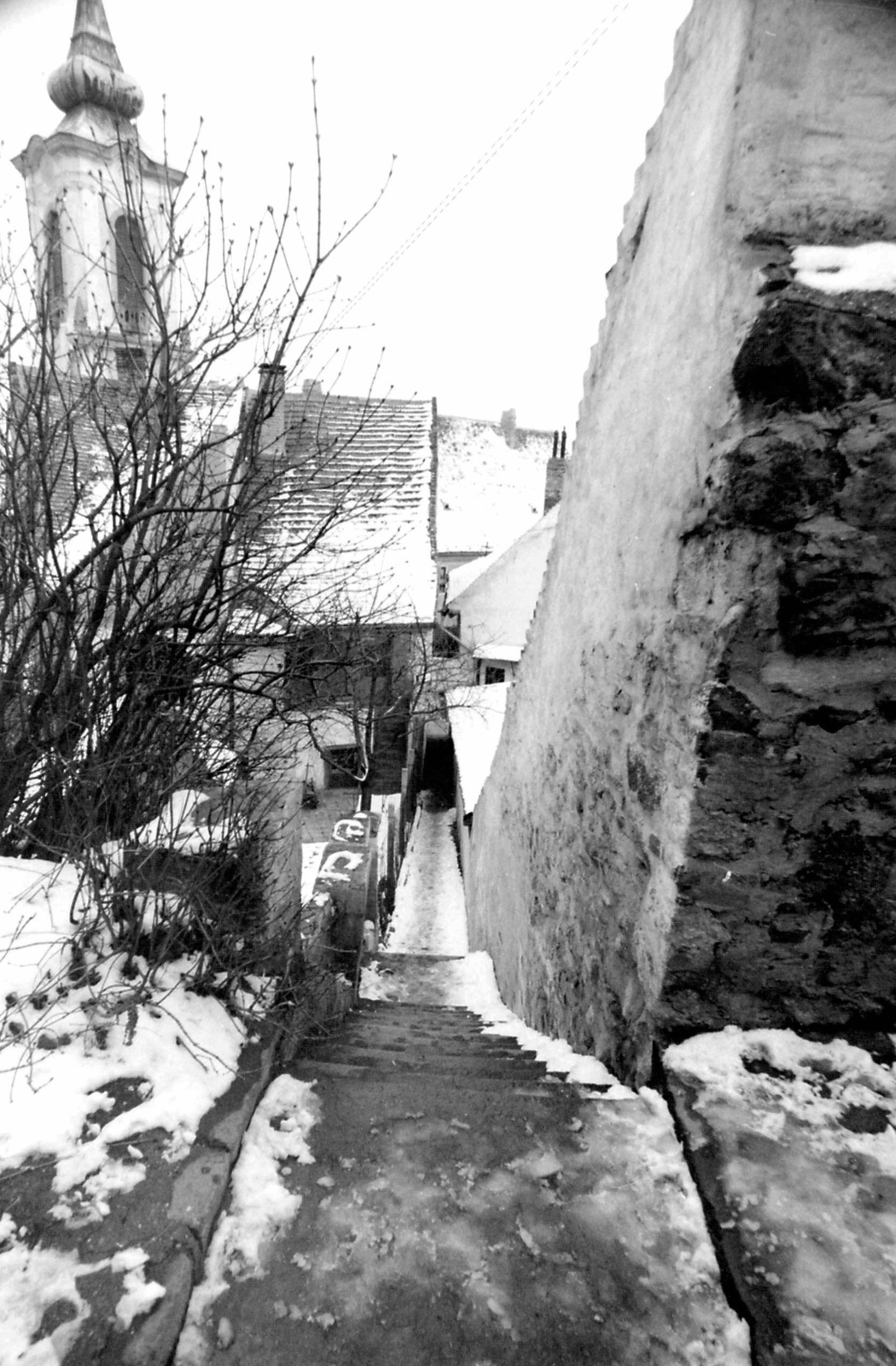 Hungary, Szentendre, a Templom teret a Fő (Marx) térrel összekötő sikátor a Váralja lépcsőről a Fő (Marx) tér felé nézve., 1978, Déri György, winter, Fortepan #32708