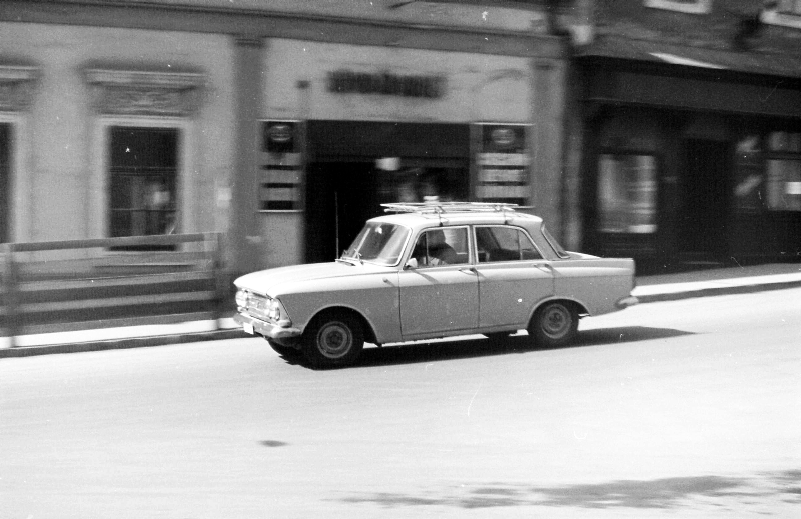 Hungary, Szentendre, Fő (Marx) tér 22. Moszkvics 408 személygépkocsi., 1978, Déri György, Soviet brand, Moskvitch-brand, automobile, Fortepan #32711