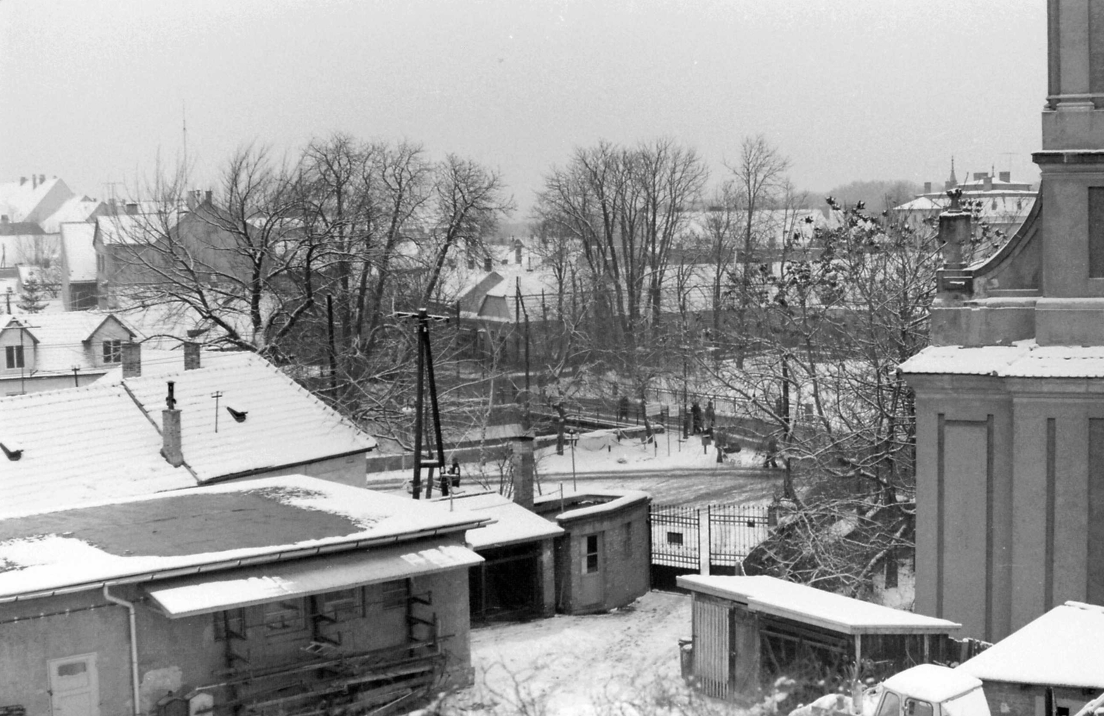 Hungary, Szentendre, Vuk Karadzsics (Szabadság) tér. Jobbra a Pozsarevacska szerb ortodox templom, szemben a Bükkös patak hídja látható., 1979, Déri György, winter, roof, Fortepan #32724