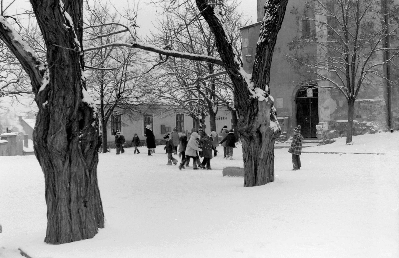 Hungary, Szentendre, Várdomb, Templom tér. Szemben a Czóbel Béla Múzeum, jobbra a Keresztelő Szent János-templom., 1979, Déri György, winter, snow, kids, wood, Fortepan #32726