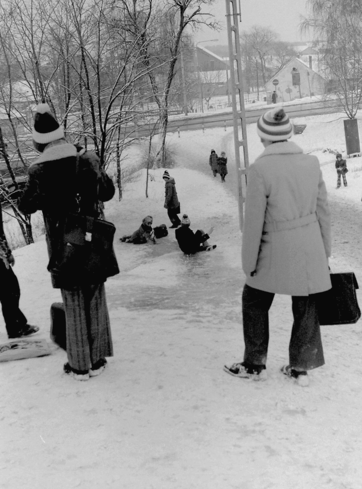 Hungary, Szentendre, Bükköspart, szemben a Dunakanyar körút (a 11-es főút városi szakasza), mögötte a piactér látható., 1979, Déri György, winter, snow, kids, Fortepan #32727