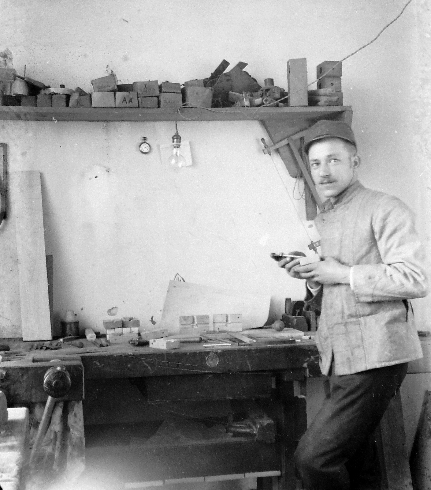 1920, Fortepan, műhely, férfi, munka, szerszám, fűrész, asztalos, gyalupad, Fortepan #3273