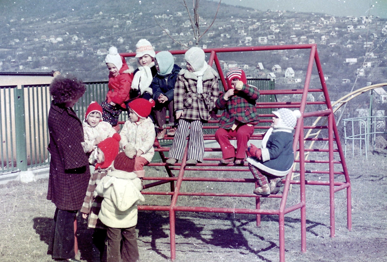 Hungary, Szentendre, Vasvári lakótelep, Vasvári Óvoda. A háttérben a Pismány-hegy déli oldala látható., 1980, Déri György, colorful, Fortepan #32731