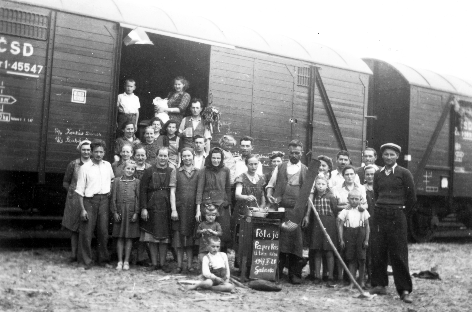 Szlovákia, Galánta, felvidéki magyarok kitelepítése., 1947, Fortepan, Csehszlovákia, csoportkép, vagon, főzés, kitelepítés, Csehszlovák Államvasutak, Fortepan #32734