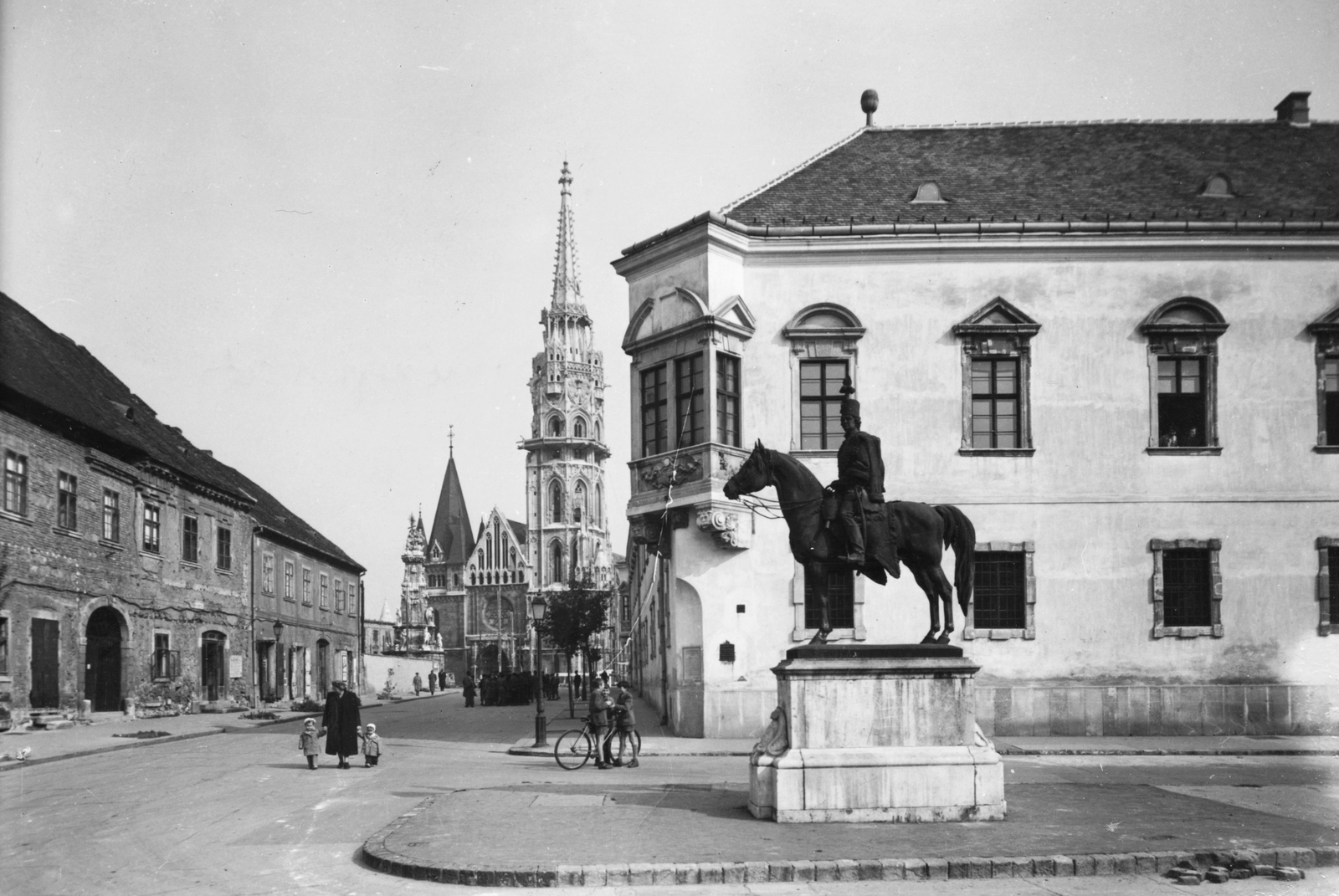 Hungary, Budapest I., Szentháromság utca, Hadik András lovasszobra (ifj. Vastagh György, 1937.) az Úri utcánál. Háttérben a régi budai Városháza épülete, távolabb a Szentháromság-szobor és a Mátyás-templom látható., 1952, Fortepan, sculpture, horse sculpture, Budapest, András Hadik-portrayal, Fortepan #32771