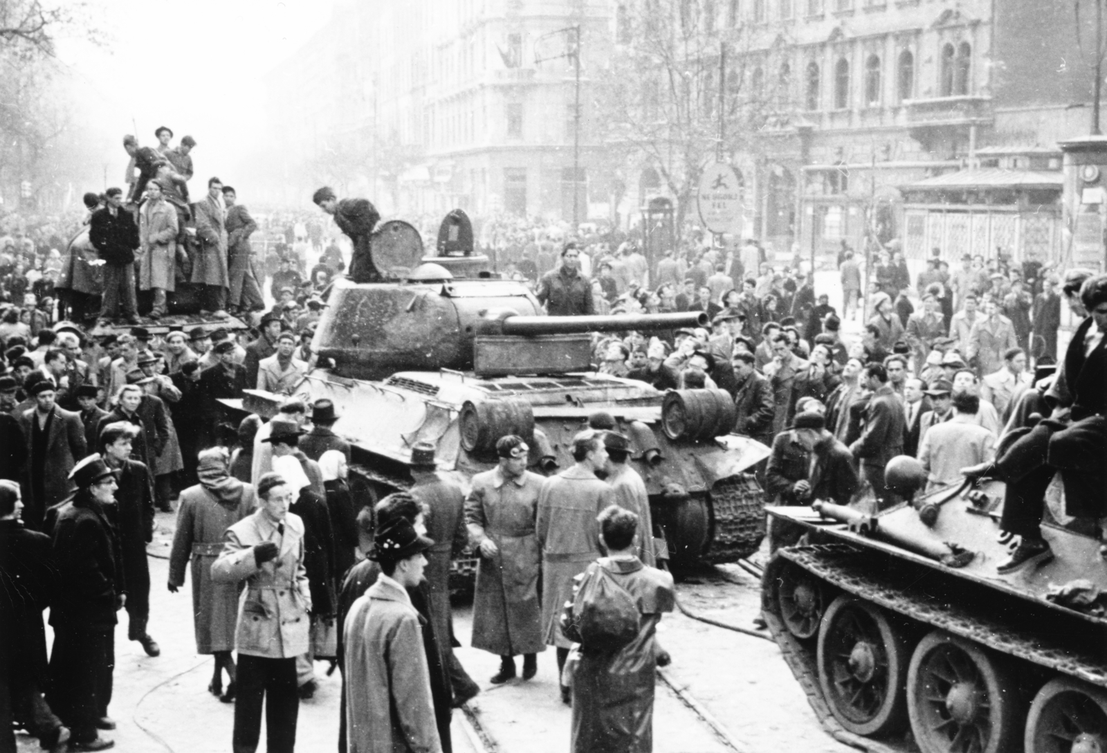 Magyarország, Budapest VIII., harckocsik a József körúton a József utca és a Baross utca közötti szakaszon., 1956, Pesti Srác2, kalap, szovjet gyártmány, forradalom, harckocsi, utcakép, katonaság, életkép, hirdetőoszlop, esőkabát, csoportosulás, ballonkabát, T-34 tank, Budapest, Fortepan #32772