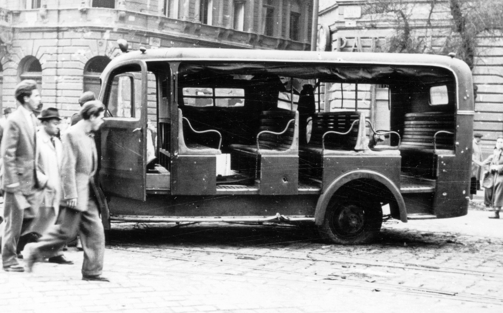 Magyarország, Budapest IX., Ferenc körút - Tompa utca kereszteződés Bakáts tér felőli része. Csepel D-350 rendőrségi riadókocsi., 1956, Pesti Srác2, forradalom, magyar gyártmány, utcakép, életkép, Csepel-márka, járműroncs, rendőrjármű, Budapest, Fortepan #32777