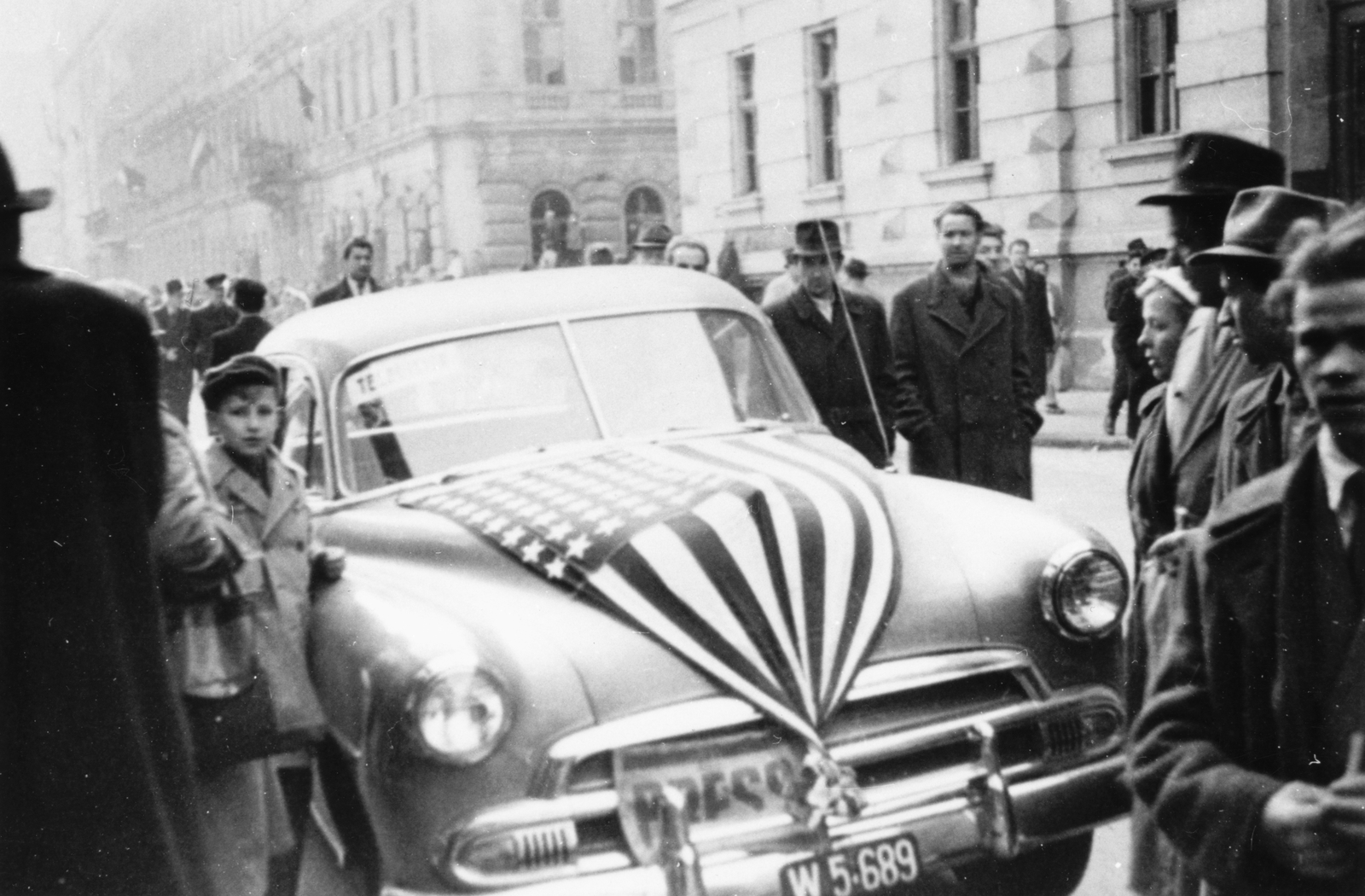 Magyarország, Budapest VIII., Luther utca, jobbra a Bezerédj utca torkolata. A Telenews amerikai forgató csoport Chevrolet Fleetline De Luxe személygépkocsija., 1956, Pesti Srác2, zászló, amerikai gyártmány, forradalom, utcakép, életkép, Chevrolet-márka, automobil, rendszám, Chevrolet Fleetline, Budapest, Fortepan #32782
