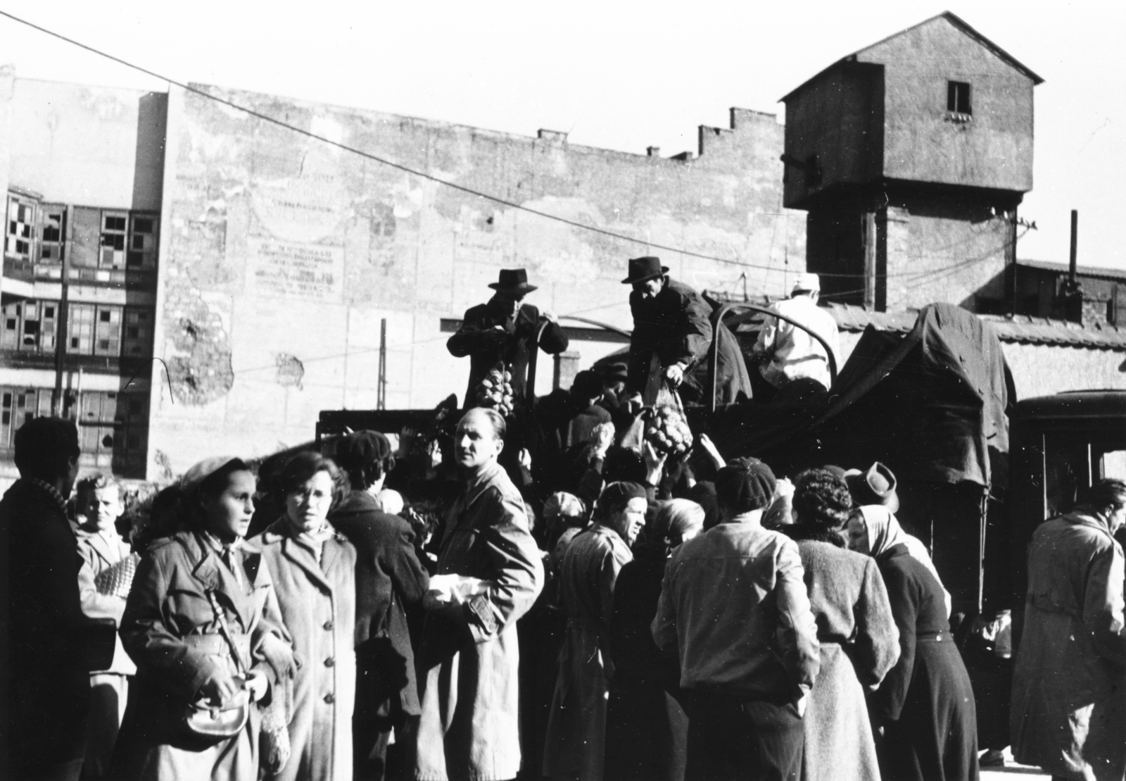 Hungary, Budapest VIII., Rákóczi út 1. és 3. alatti telken a metróépítés felvonótornya, háttérben az 5-ös számú ház tűzfala., 1956, Pesti Srác2, revolution, subway construction, Budapest, Fortepan #32785