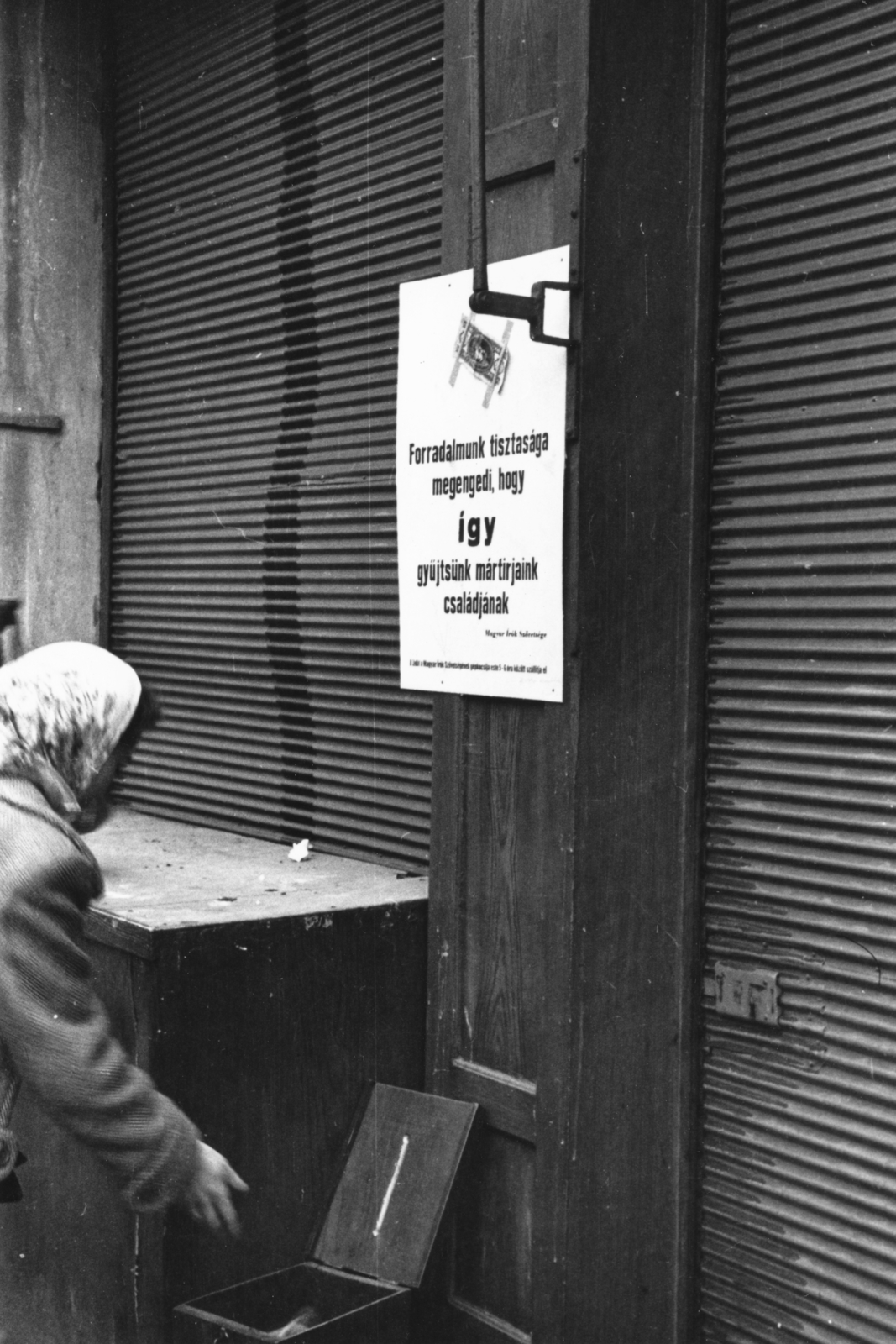 Magyarország, Budapest, Pénzgyűjtés az utcán, az őrizetlen ládát a Magyar Írók Szövetsége helyezte ki., 1956, Pesti Srác2, plakát, forradalom, adománygyűjtés, redőny, Fortepan #32789