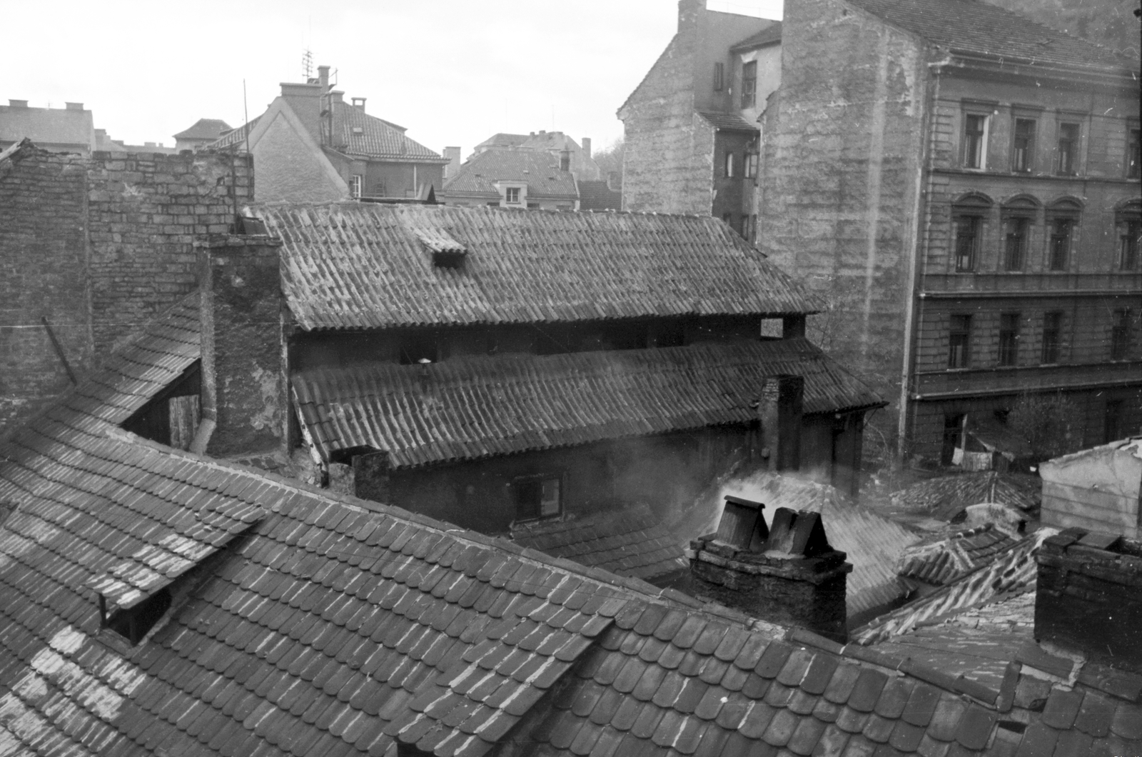 Czech Republik, Prague, Vsehrdova ulice, kilátással a Vsehrdova ulice és Újezd ulice közötti háztömbre., 1949, Kovács Márton Ernő, Czechoslovakia, roof, Fortepan #32808