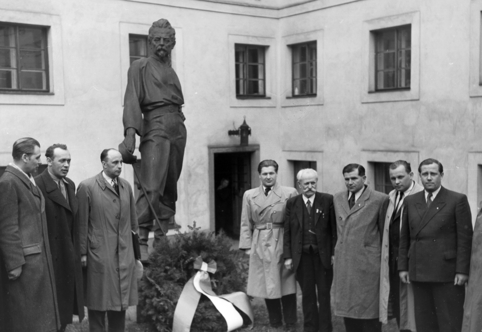 Czech Republik, Prague, Ujezd ulice 42., Miroslav Tryst vívó szobra (másolat)., 1949, Kovács Márton Ernő, Czechoslovakia, sculpture, commemoration, wreath, fencer, Miroslav Tyrš-portrayal, Ladislav Šaloun-design, double-breasted coat, Fortepan #32809