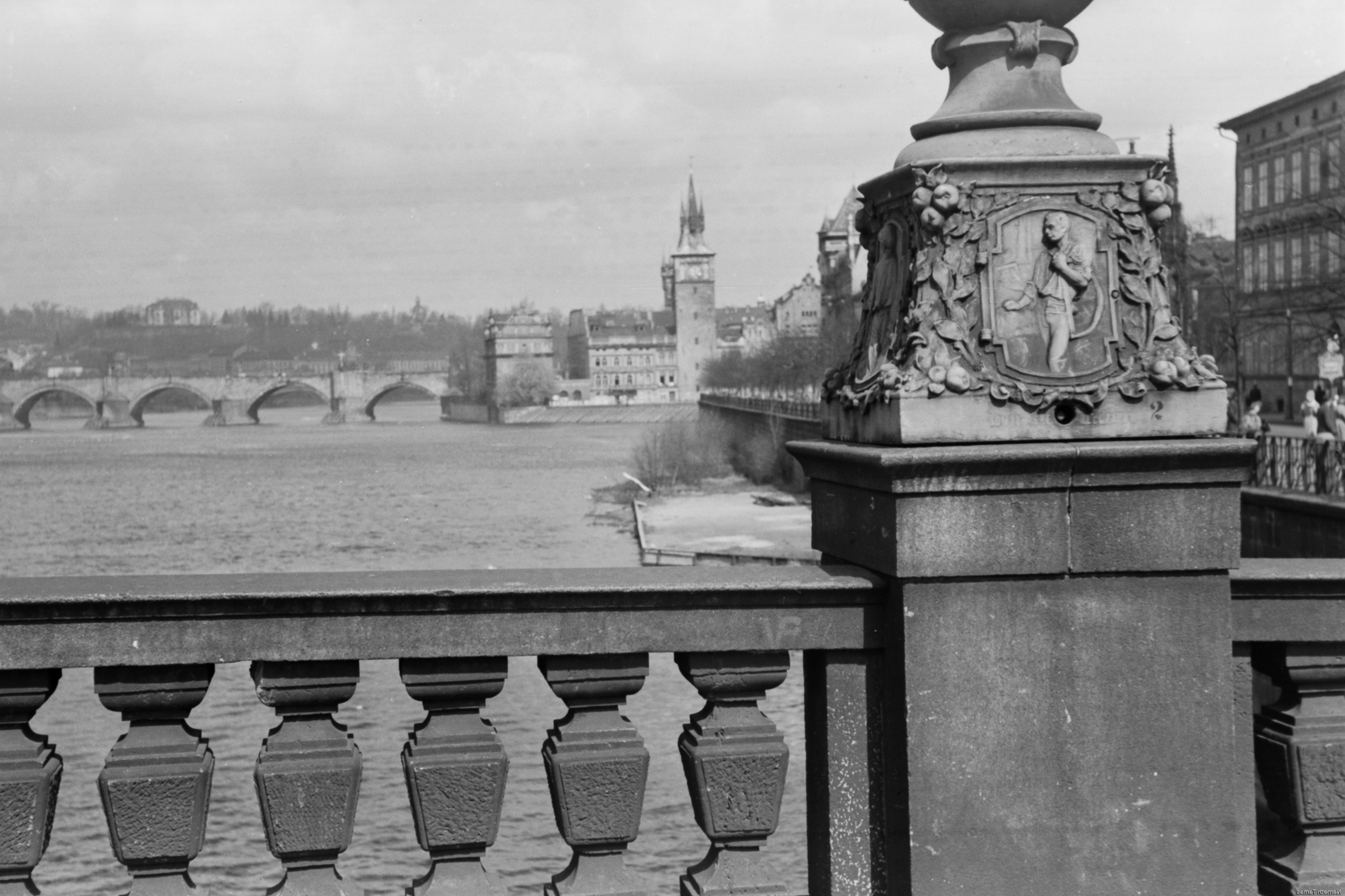 Czech Republik, Prague, kilátás a Légió hídról (most Legií). Háttérben a Károly híd és az óvárosi hídtorony., 1949, Kovács Márton Ernő, Czechoslovakia, bridge, river, stone bridge, arch bridge, Antonín Balšánek-design, Fortepan #32812