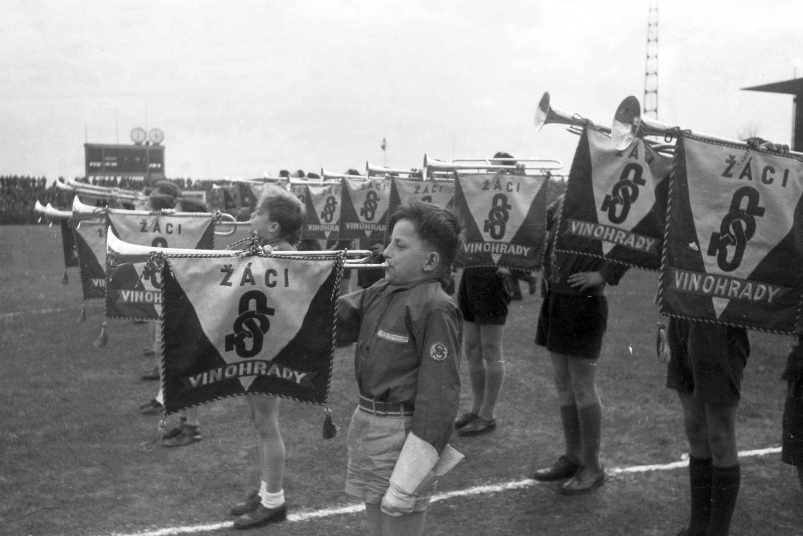 Czech Republik, Prague, Strahov stadion, Csehszlovákia - Magyarország (3:1) ifjúsági válogatott labdarúgó-mérkőzés. Harsonások a meccs előtt., 1949, Kovács Márton Ernő, Czechoslovakia, football, trumpet, Fortepan #32814