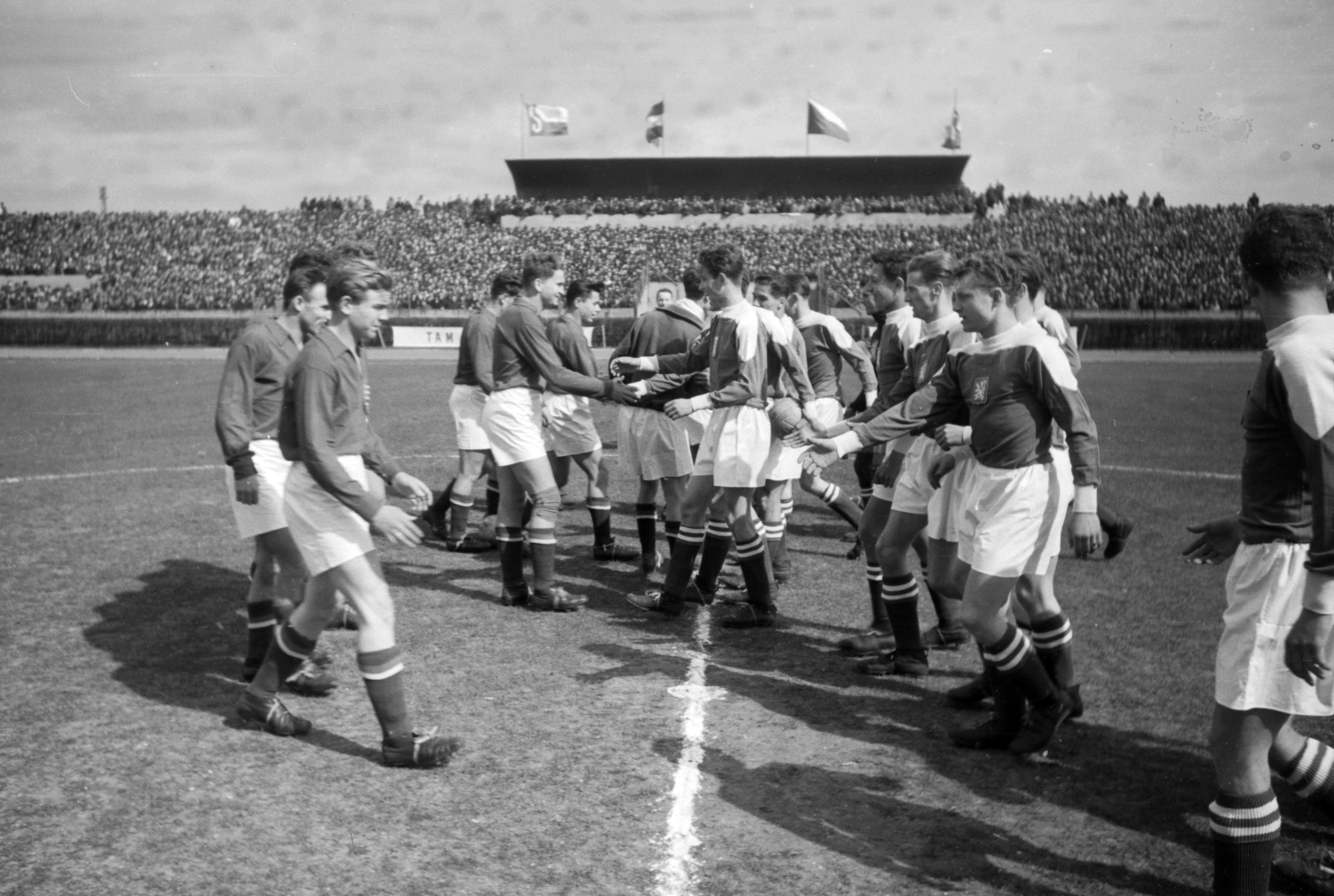 Czech Republik, Prague, Strahov stadion, Csehszlovákia - Magyarország (3:1) ifjúsági válogatott labdarúgó-mérkőzés., 1949, Kovács Márton Ernő, Czechoslovakia, football, handshake, stadium, Fortepan #32816