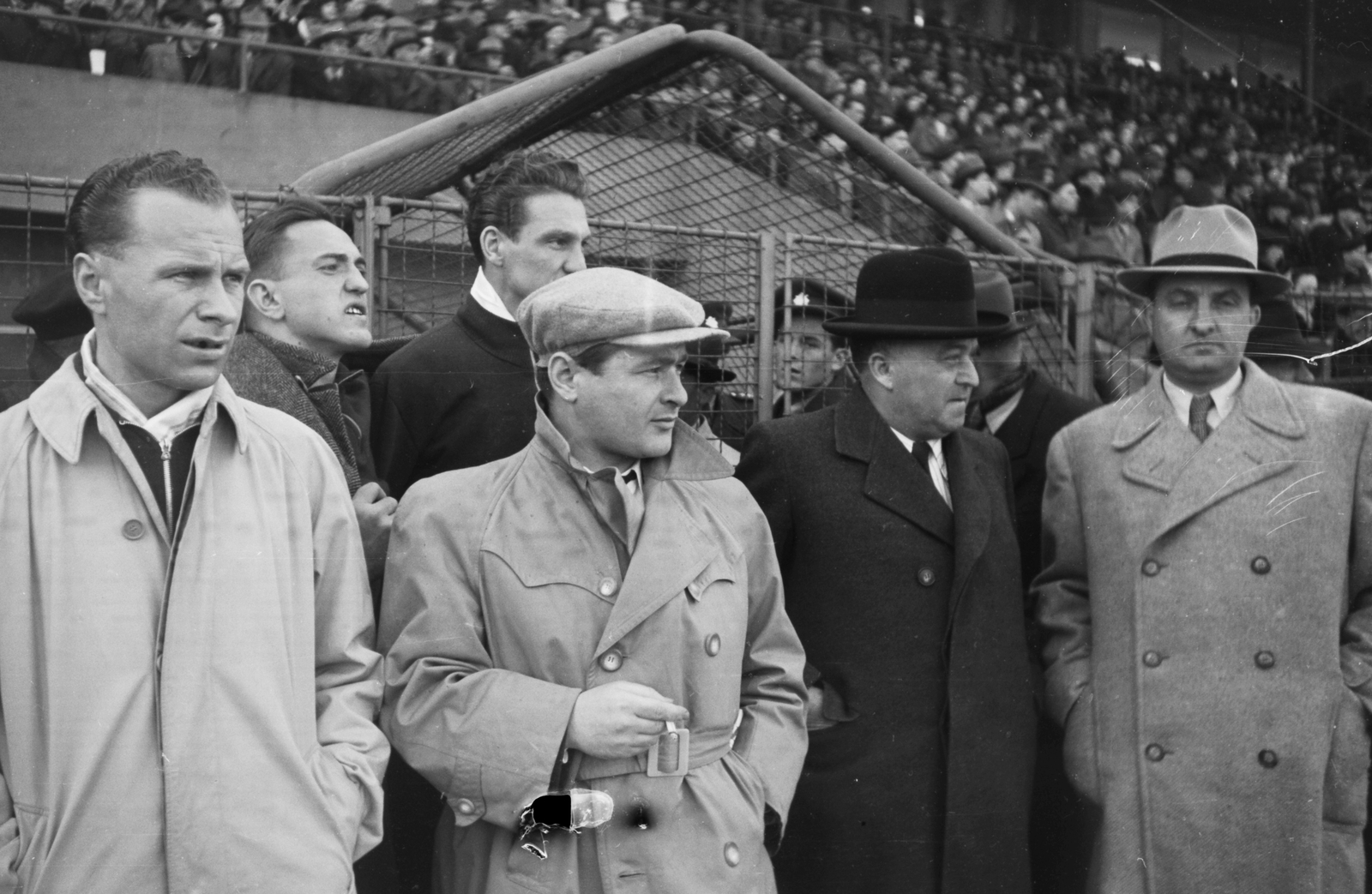 Czech Republik, Prague, Strahov stadion, Csehszlovákia - Magyarország (5:2) válogatott labdarúgó-mérkőzés. Balogh II, Turai, Szilágyi I, és a csapat vezetői az ifjúsági meccset nézik, sötét kalapban Ries István MLSZ elnök, igazságügyminiszter., 1949, Kovács Márton Ernő, Czechoslovakia, football, hands in pockets, double-breasted coat, politician, Fortepan #32818