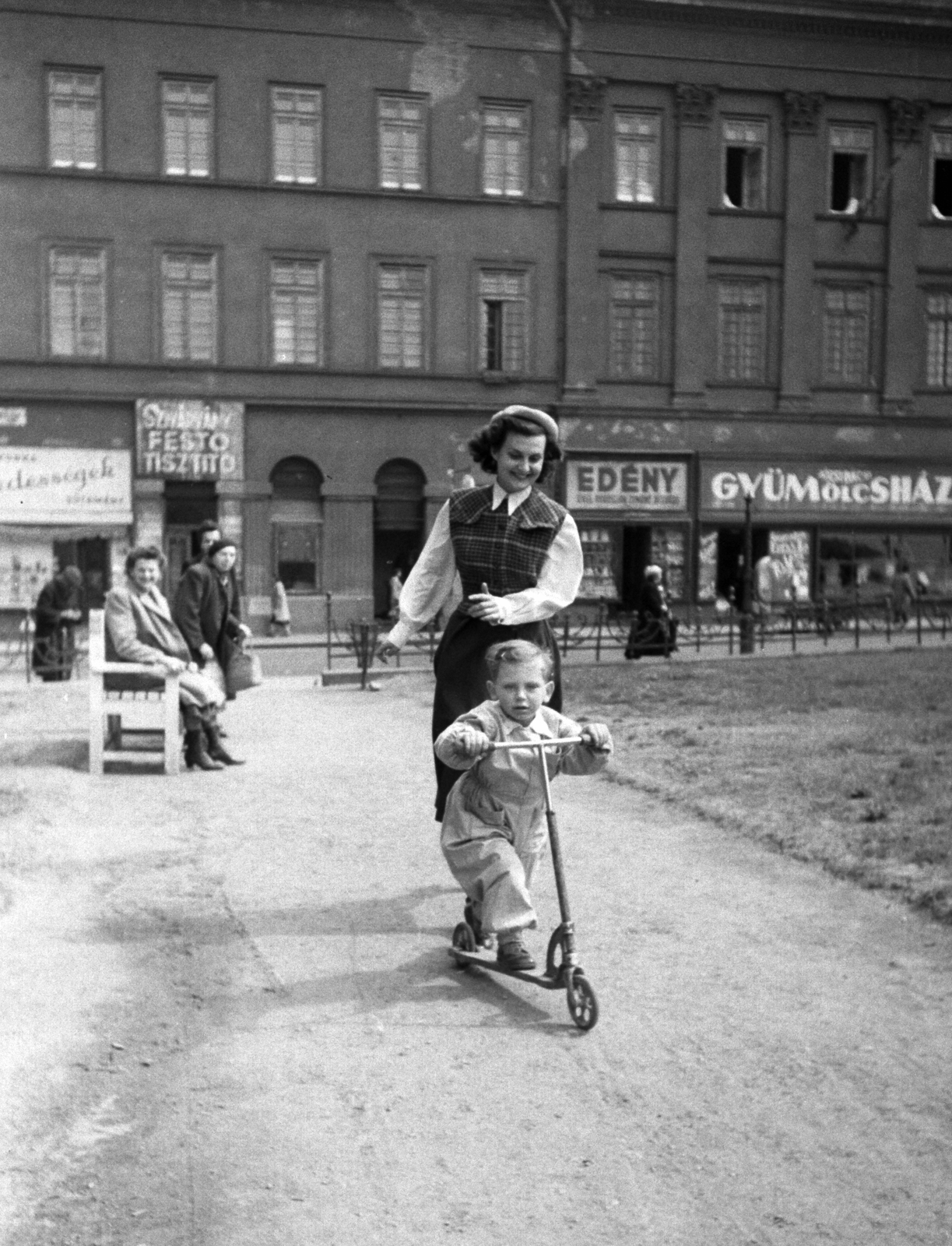 Hungary, Budapest V., Fővám (Dimitrov) tér a Duna felől nézve. Surányi Magda színművésznő gyermekével., 1949, Kovács Márton Ernő, scooter, Budapest, celebrity, kid, sign-board, Fortepan #32823