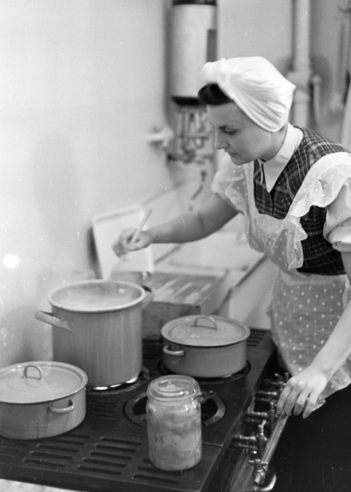 Hungary, Surányi Magda színművésznő az otthonában., 1949, Kovács Márton Ernő, meal, fireplace, woman, cooking, boiler, gas stove, celebrity, apron, pot, Fortepan #32825