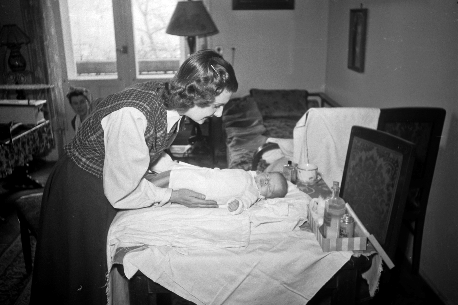 Hungary, Surányi Magda színművésznő az otthonában gyermekével., 1949, Kovács Márton Ernő, newborn, celebrity, mother, interior, Fortepan #32830