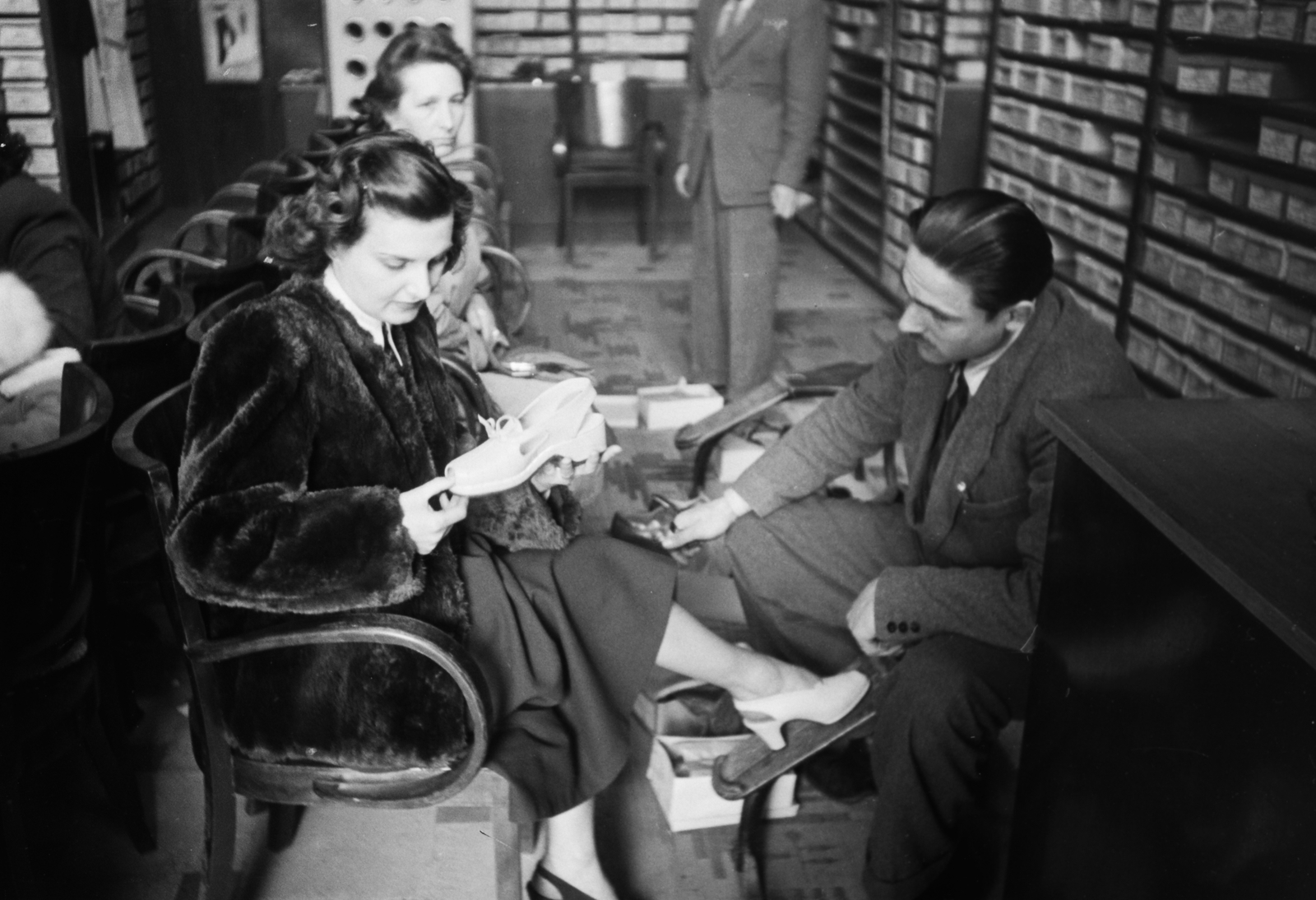 Hungary, előtérben balra Surányi Magda színművésznő., 1949, Kovács Márton Ernő, shoe, vendor, fur coat, shoe store, celebrity, Fortepan #32831