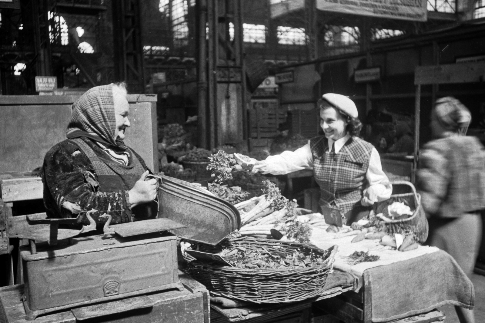 Magyarország, Budapest IX., Fővám (Dimitrov) tér, Központi Vásárcsarnok. Kosárral a karján Surányi Magda színművésznő., 1949, Kovács Márton Ernő, piac, vásárcsarnok, Budapest, híres ember, mérleg, kofa, nő, Fortepan #32832