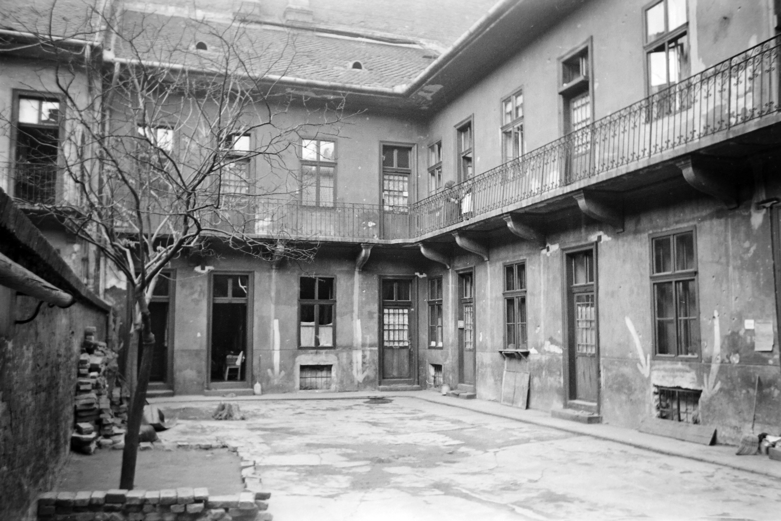 Magyarország, Budapest IX., Gát utca 3. József Attila szülőházának udvara., 1949, Kovács Márton Ernő, körfolyosó, Budapest, belső udvar, gang, Fortepan #32838