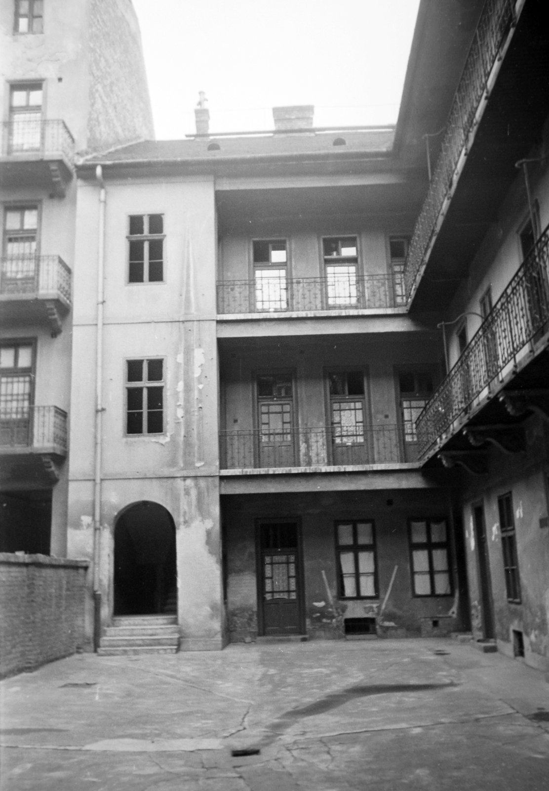 Hungary, Budapest IX., a Gát utca 8-as számú épület udvara, balra a Gát utca 10-es számú ház részlete látható., 1949, Kovács Márton Ernő, courtyard balcony, Budapest, inner courtyard, arrow, Fortepan #32841