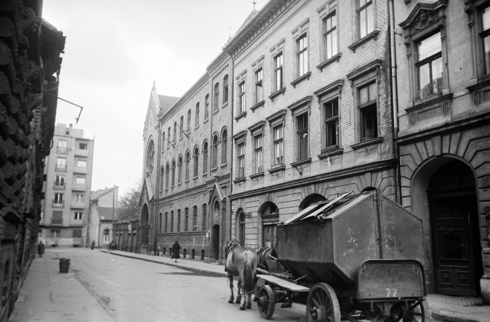 Hungary, Budapest IX., Gát utca a Thaly Kálmán utca felé nézve, jobbra a Kaniziusz Szent Péter templom. Előtérben egy szemetes kocsi., 1949, Kovács Márton Ernő, street view, Budapest, garbage truck, Fortepan #32842