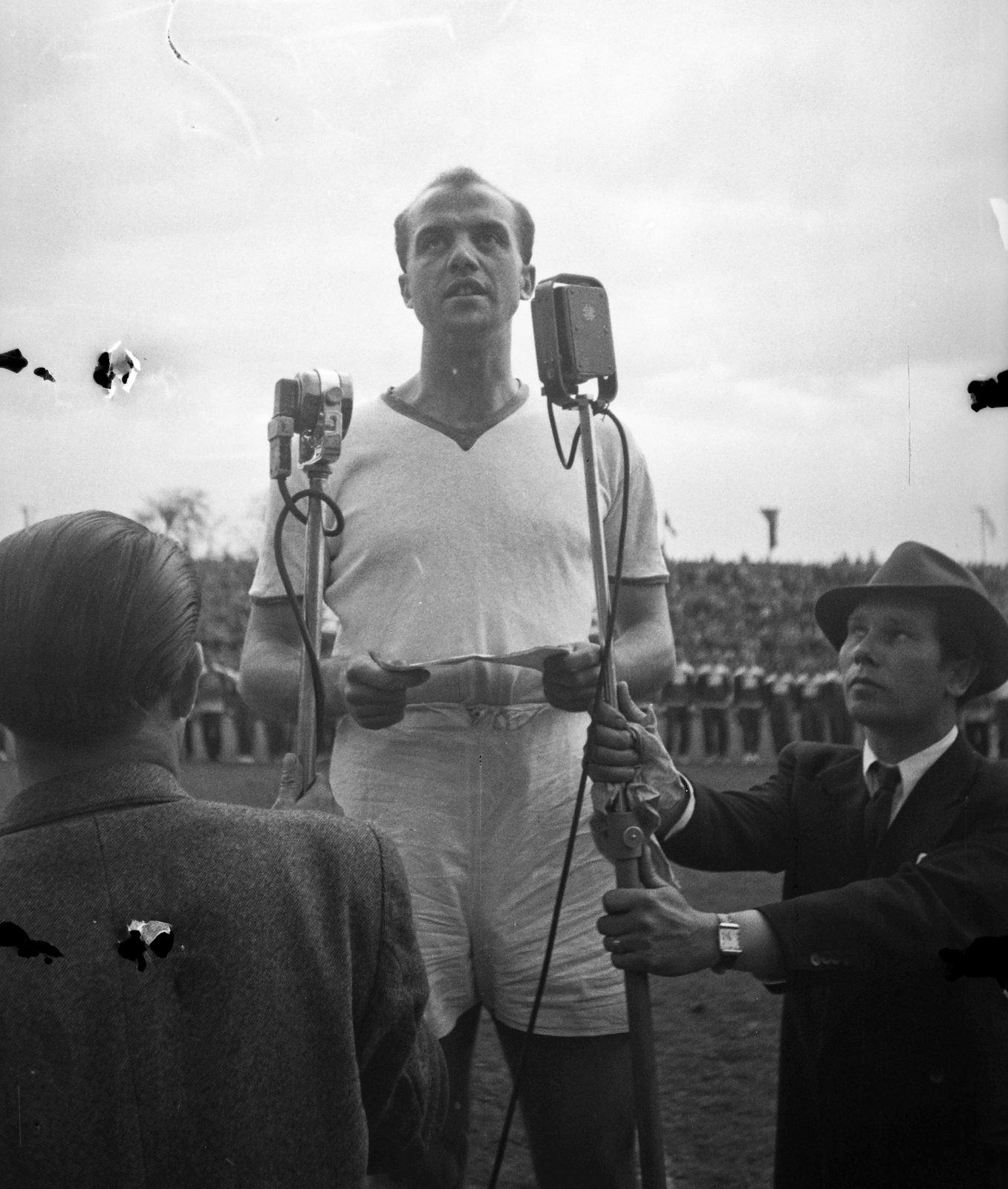 Hungary, Budapest IV., Újpest, Megyeri út, UTE pálya. A 60 éves MTK ünneplése. Csanádi Árpád a Ferencváros nevében mond köszöntőt., 1949, Kovács Márton Ernő, football, microphone, Budapest, festive, Fortepan #32866
