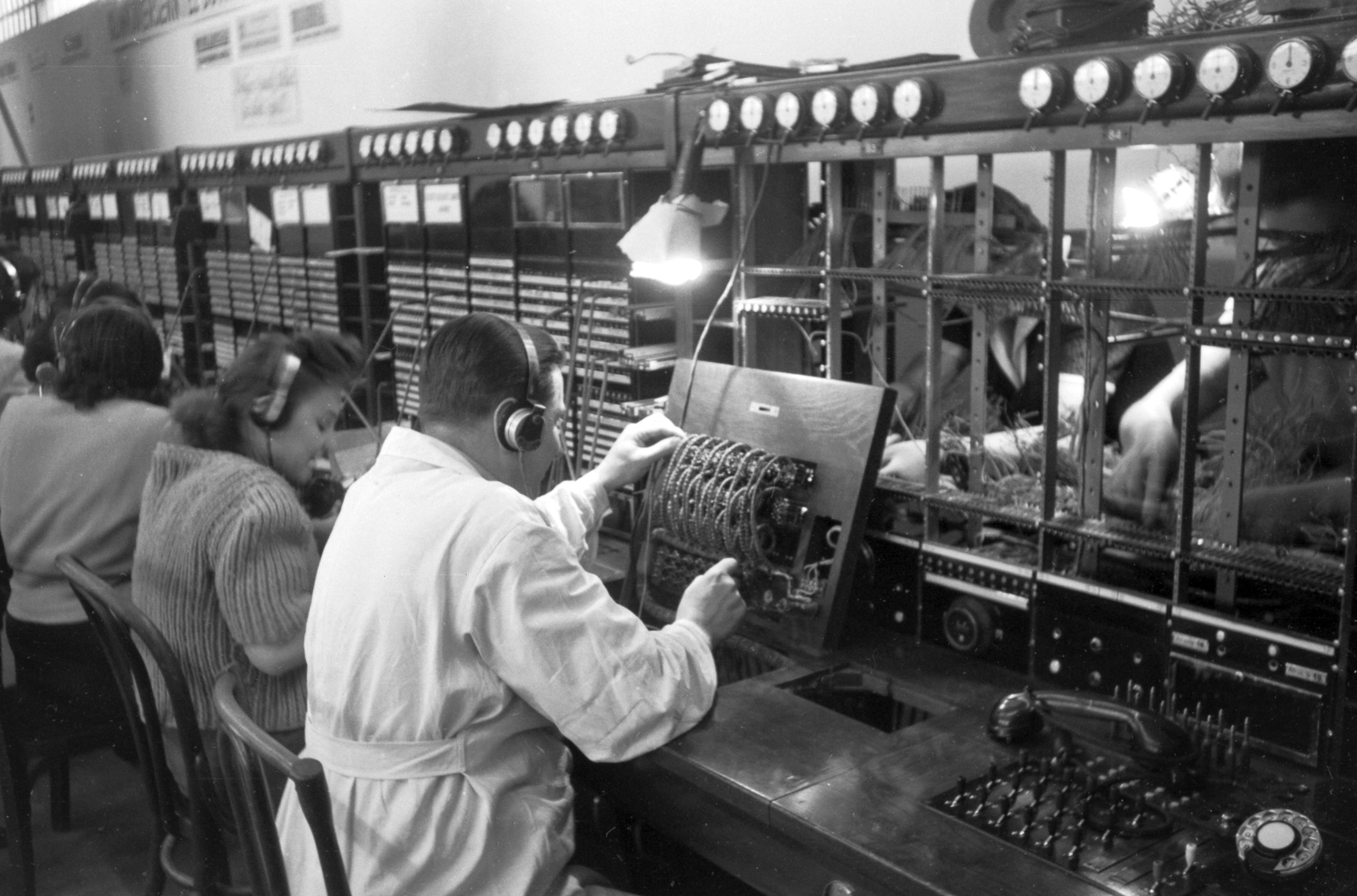 Hungary, Budapest VIII., Horváth Mihály (Mária Terézia) tér 17-19. Helyközi Távbeszélő Igazgatóság nemzetközi kapcsolóterme., 1949, Kovács Márton Ernő, telecommunication, Budapest, telephone exchange, Fortepan #32873