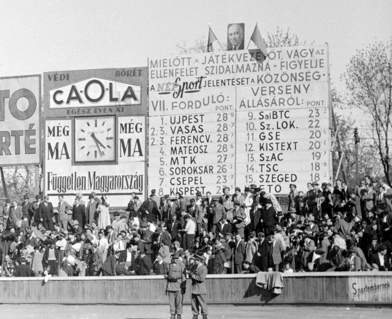 Hungary, Budapest IX., Üllői út, FTC stadion, közönségverseny táblája a Springer szobor felőli kapu mögött., 1949, Kovács Márton Ernő, football, cop, Caola brand, Budapest, audience, public clock, Fortepan #32878