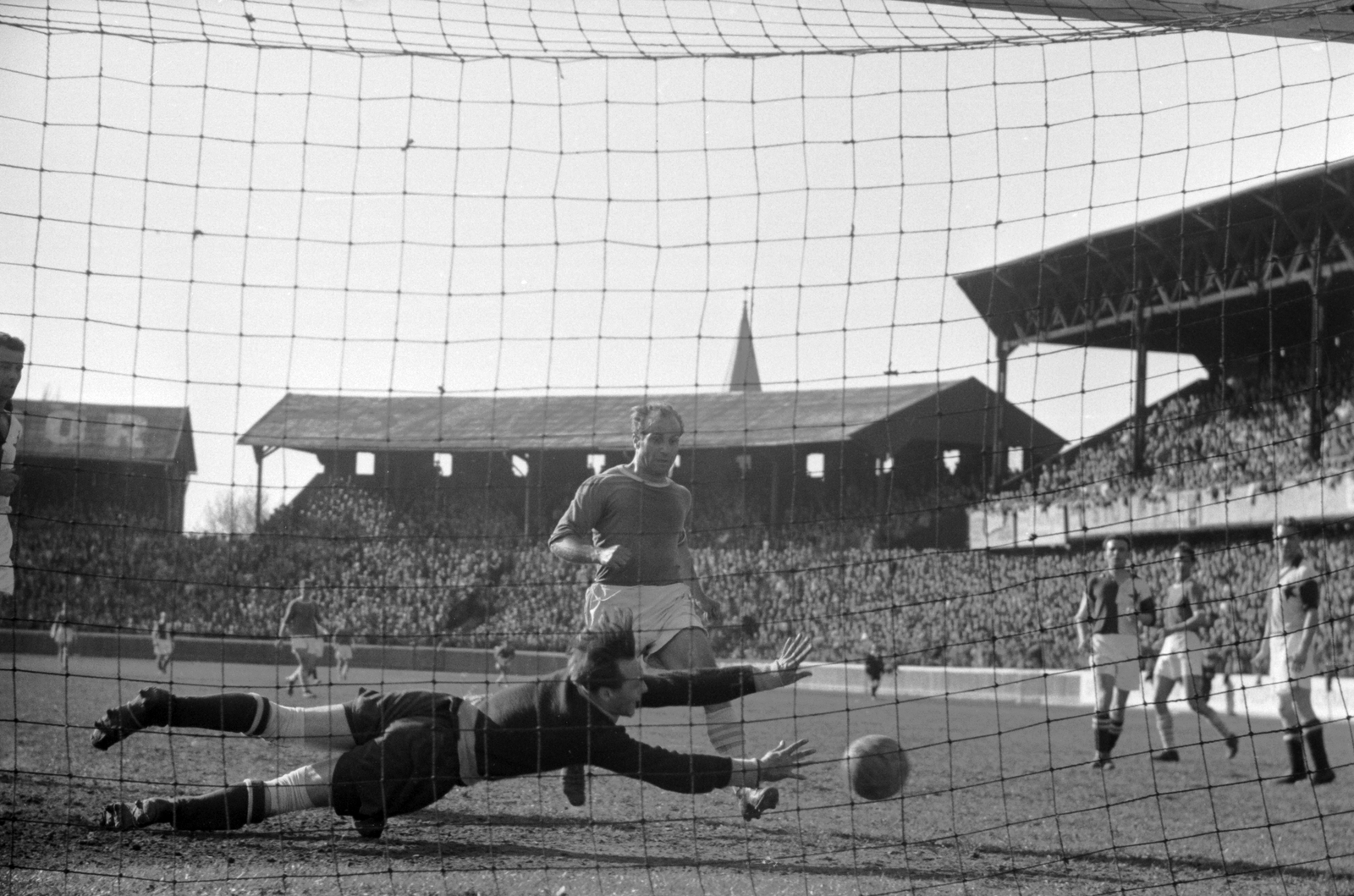 Hungary, Budapest IX., Üllői út, FTC stadion, MTK-Slavia Praha (felemás mezben) 7:0, húsvéti torna mérkőzés 1949. április 18-án. Bodola gólt lő, a Slavia kapusa Kabicsek., 1949, Kovács Márton Ernő, football, Budapest, Fortepan #32881