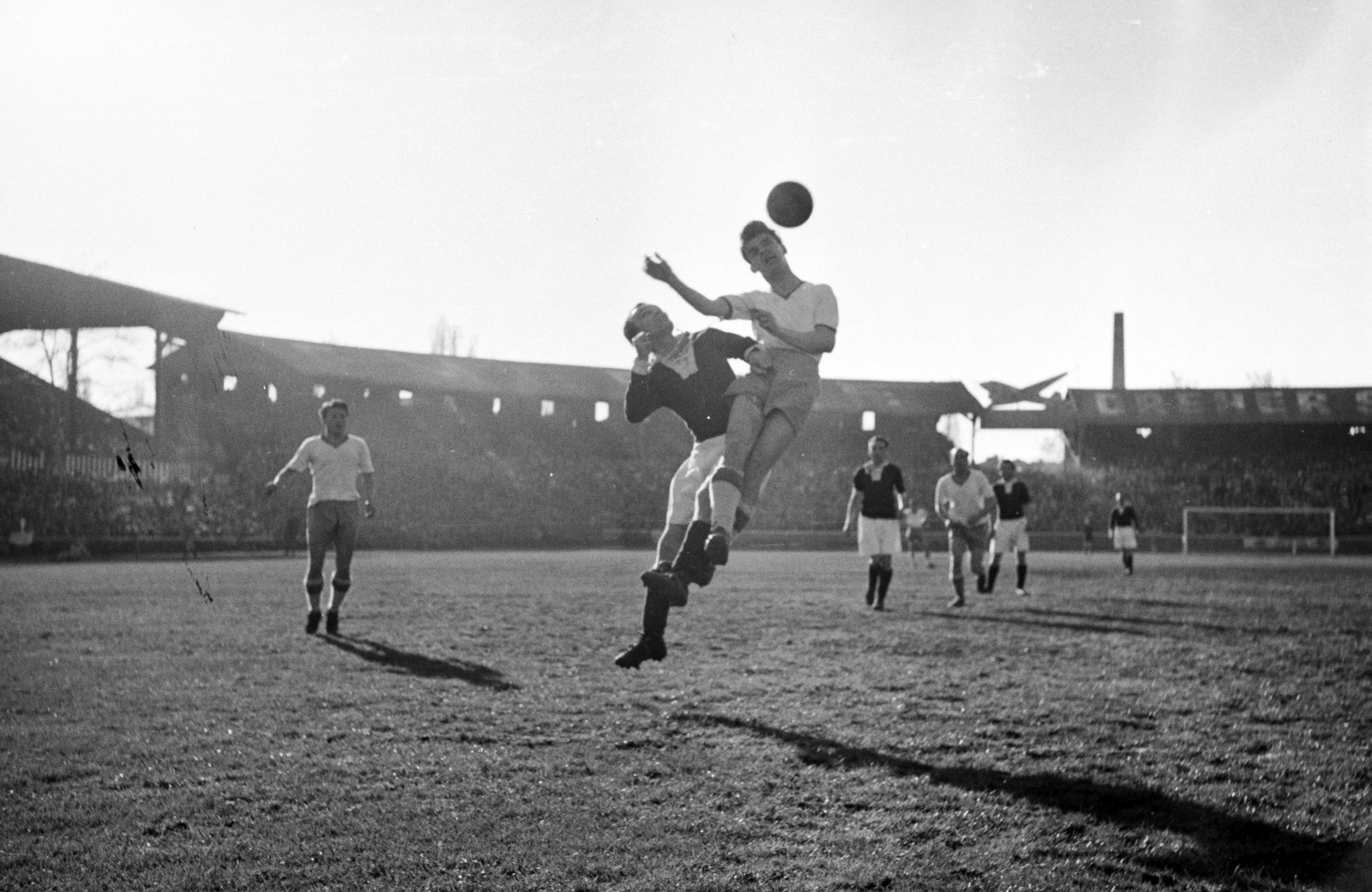 Hungary, Budapest IX., Üllői út, FTC stadion, Ferencváros - Goldberger (2:0) mérkőzés. Kocsis fejel, távolabb Budai II., 1949, Kovács Márton Ernő, football, Budapest, floating mid-air, Fortepan #32882