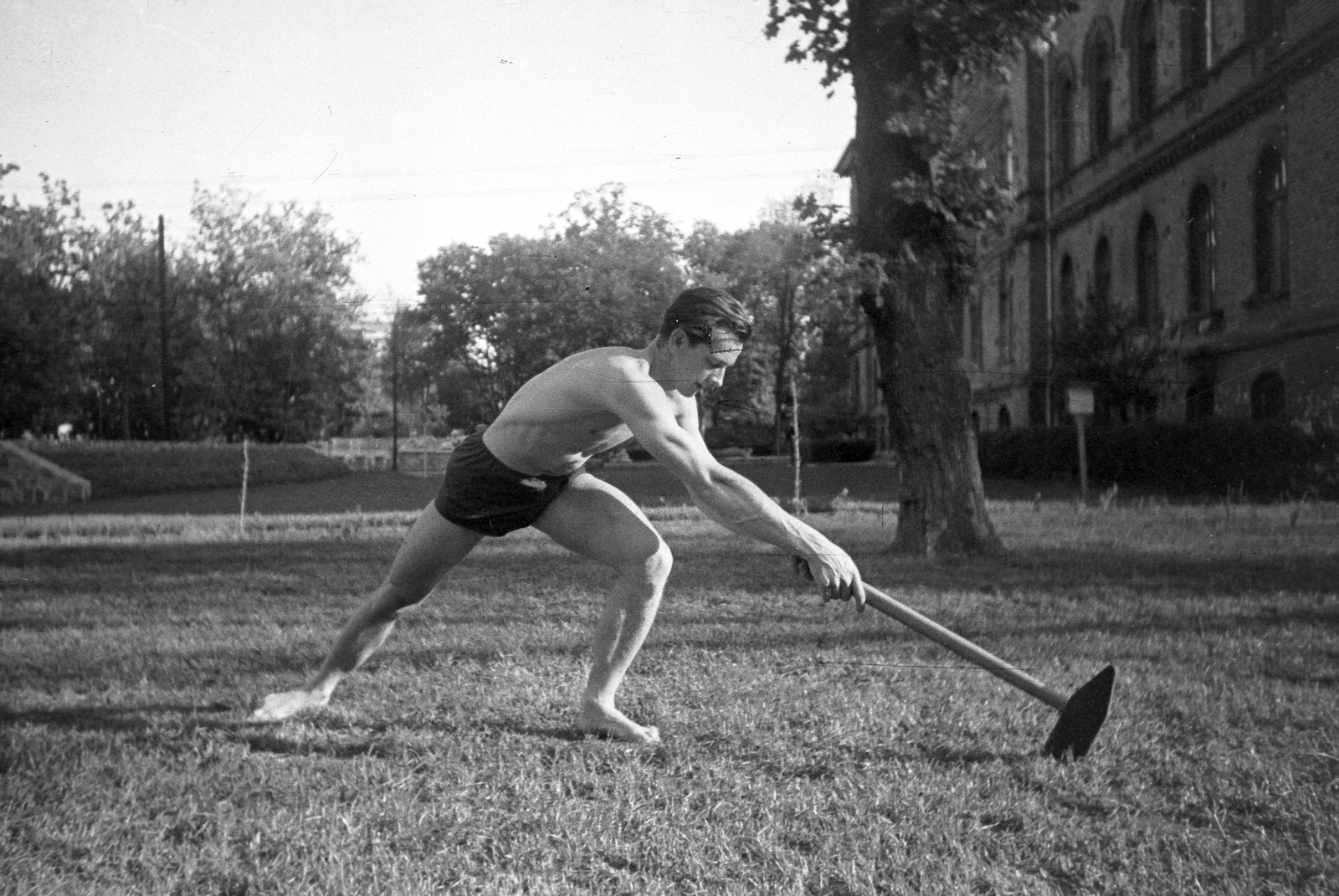 Hungary, Budapest XII., Győri út 13., a Magyar Testnevelési Főiskola (később Testnevelési Egyetem) parkja., 1949, Kovács Márton Ernő, Budapest, man, hammer throw, posture, half-naked, tool, Fortepan #32891