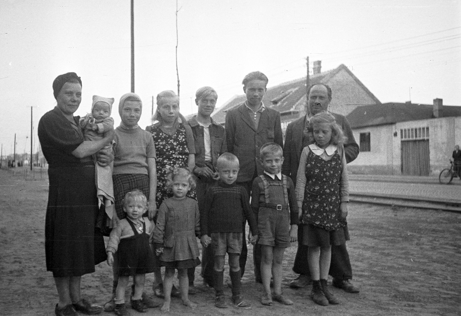 Hungary, Budapest X., Bihari utca, jobbra a háttérben a 9/b és 9/c számú ház., 1949, Kovács Márton Ernő, family, Budapest, dirt road, height chart, Fortepan #32896