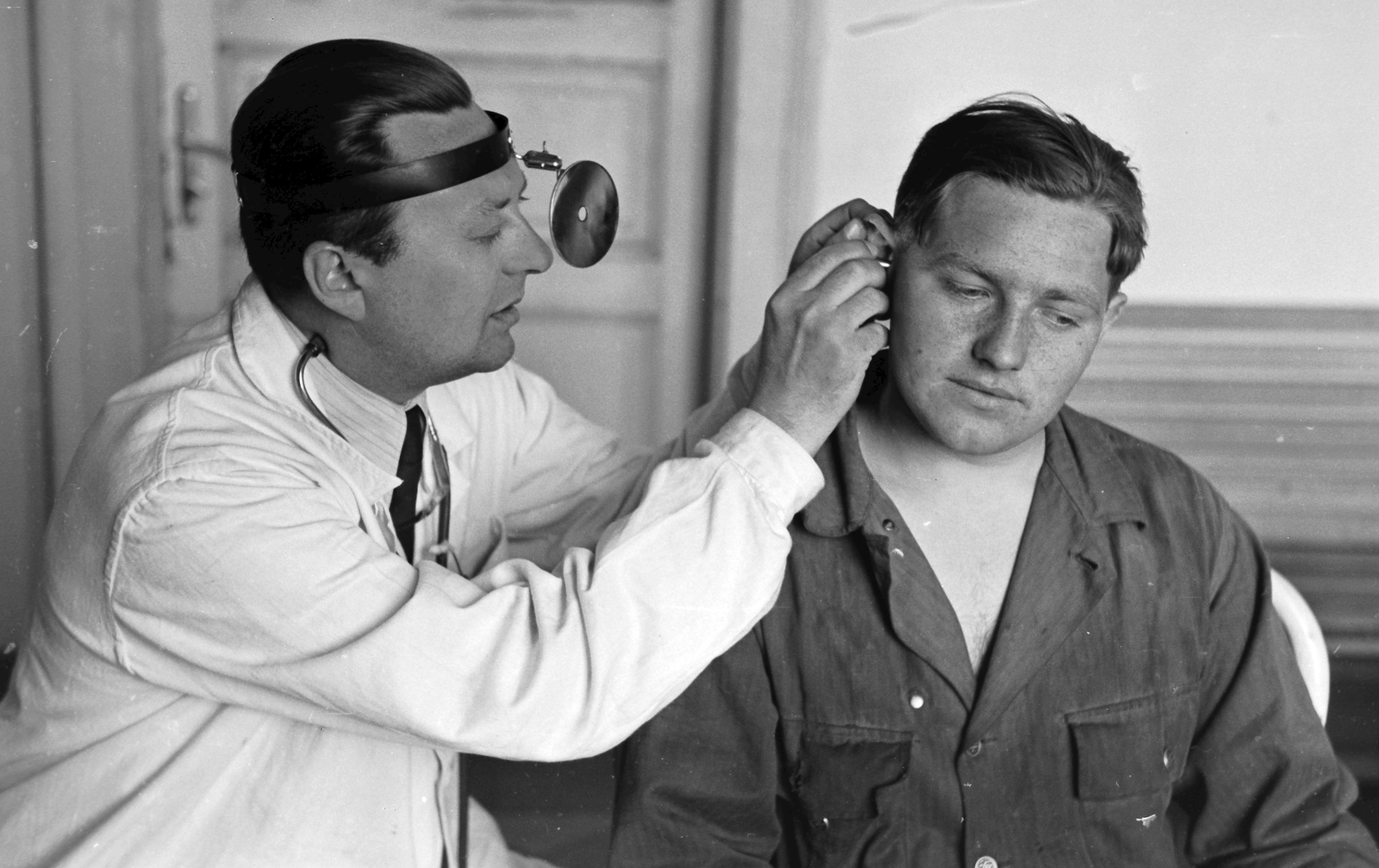 Hungary, Orvosi rendelő., 1949, Kovács Márton Ernő, doctor, doctor's office, head mirror, stethoscope, Fortepan #32901