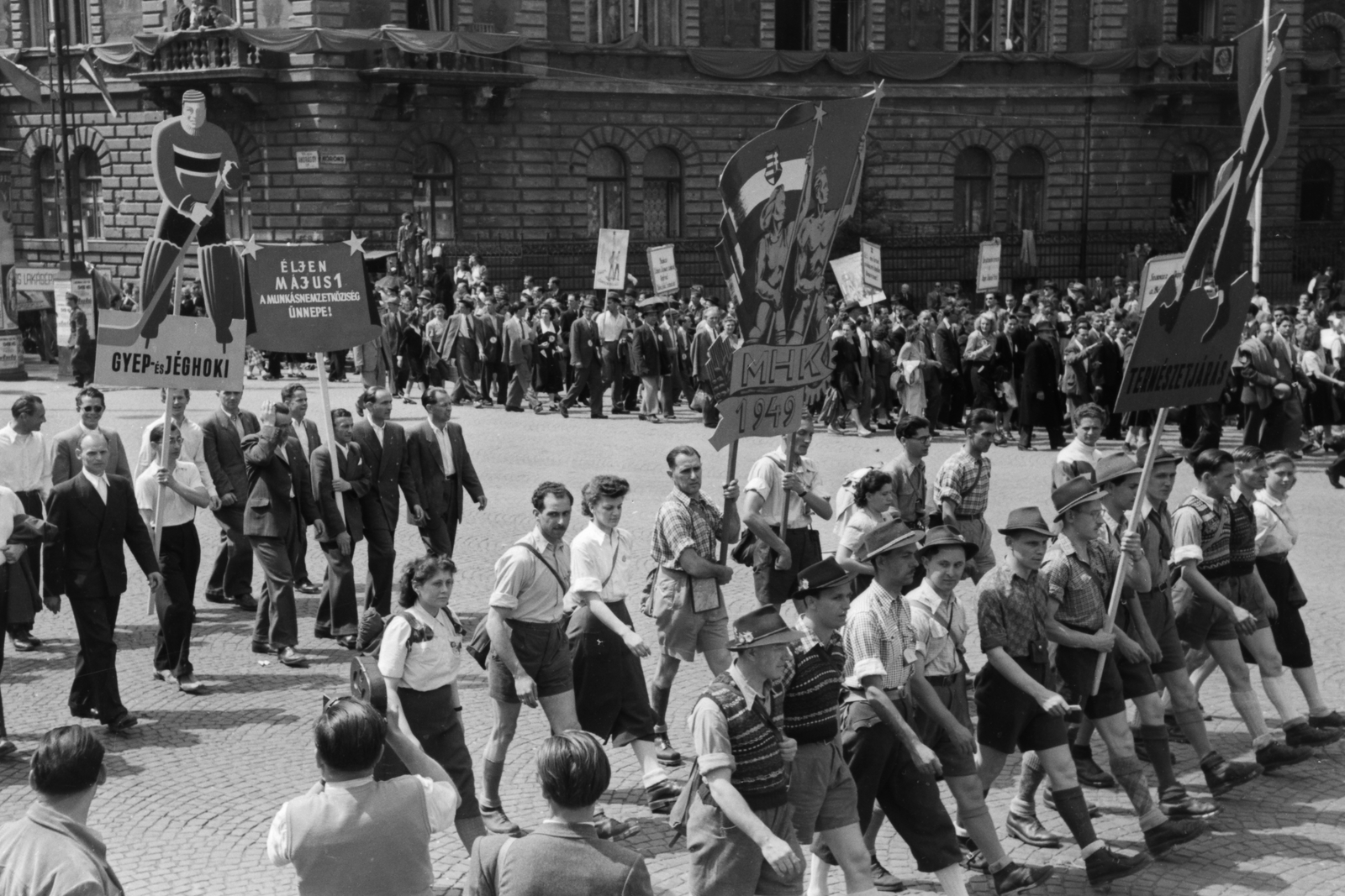 Hungary, Budapest VI., Május 1-i felvonulók az Andrássy úton, a Kodály köröndnél (Köröndnél)., 1949, Kovács Márton Ernő, political decoration, march, 1st of May parade, banner, MHK movement, Budapest, Fortepan #32908