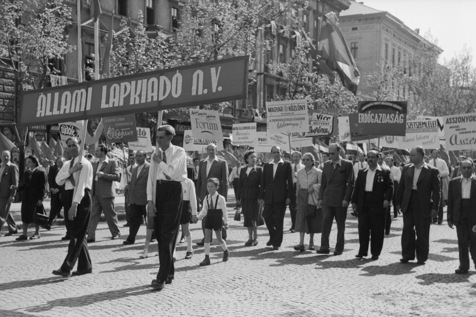 Hungary, Budapest VI., Andrássy út, háttérben az Eötvös utcai kereszteződés., 1949, Kovács Márton Ernő, march, 1st of May parade, Budapest, Fortepan #32912