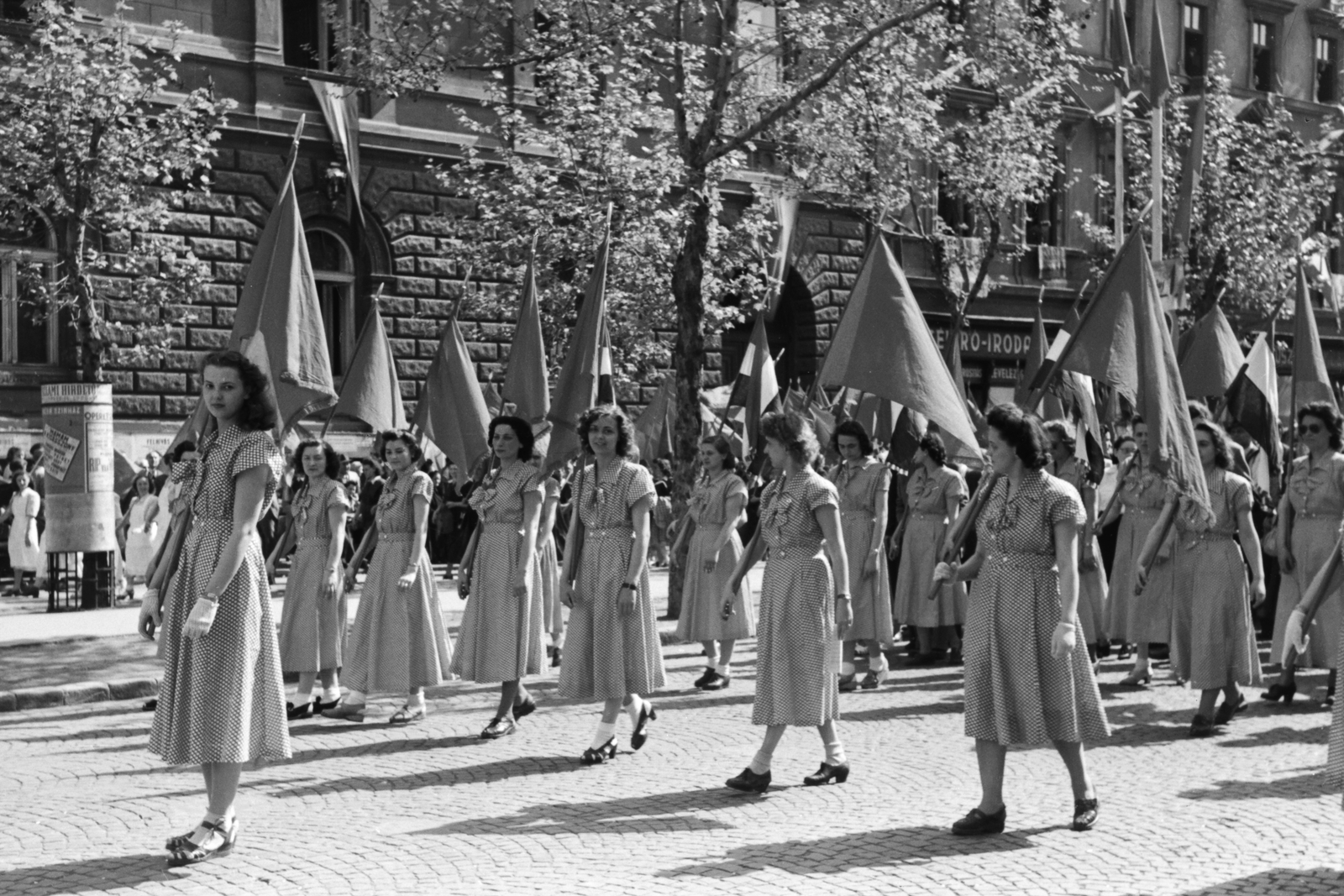 Hungary, Budapest VI., Andrássy út a Csengery utca felől az Eötvös utca felé nézve., 1949, Kovács Márton Ernő, love, flag, youth, march, 1st of May parade, Budapest, Fortepan #32915