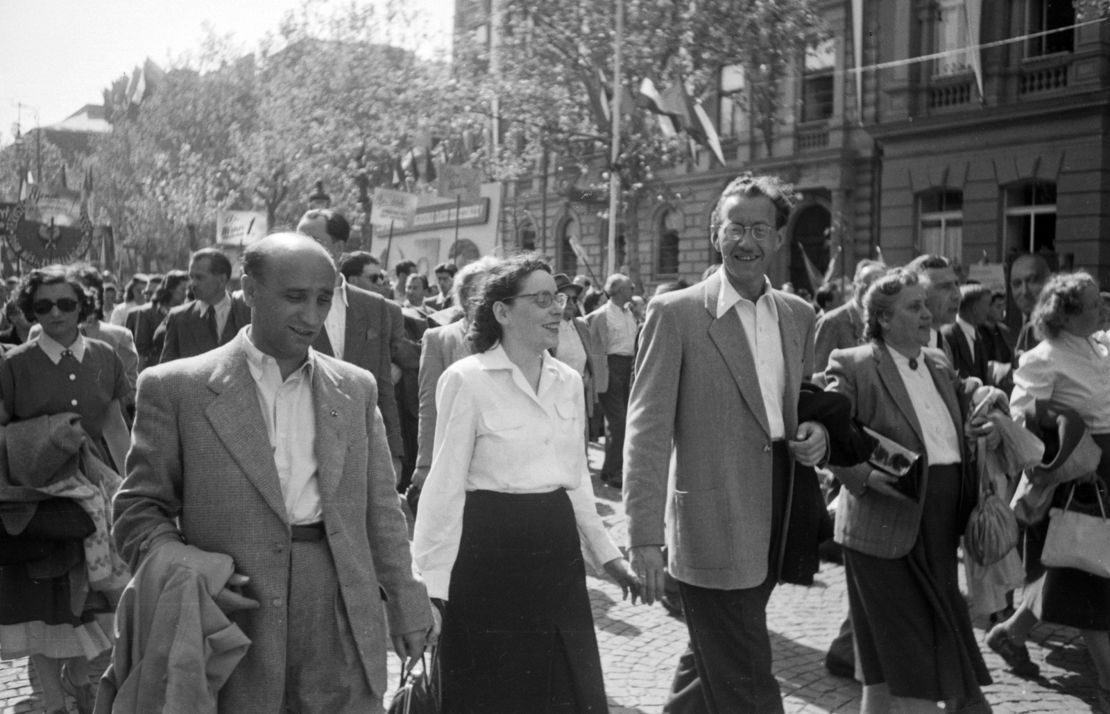 Hungary, Budapest VI., Andrássy út a Csengery utcai kereszteződésnél, az Oktogon felé nézve., 1949, Kovács Márton Ernő, street view, genre painting, glasses, march, 1st of May parade, Budapest, hold hands, Fortepan #32917