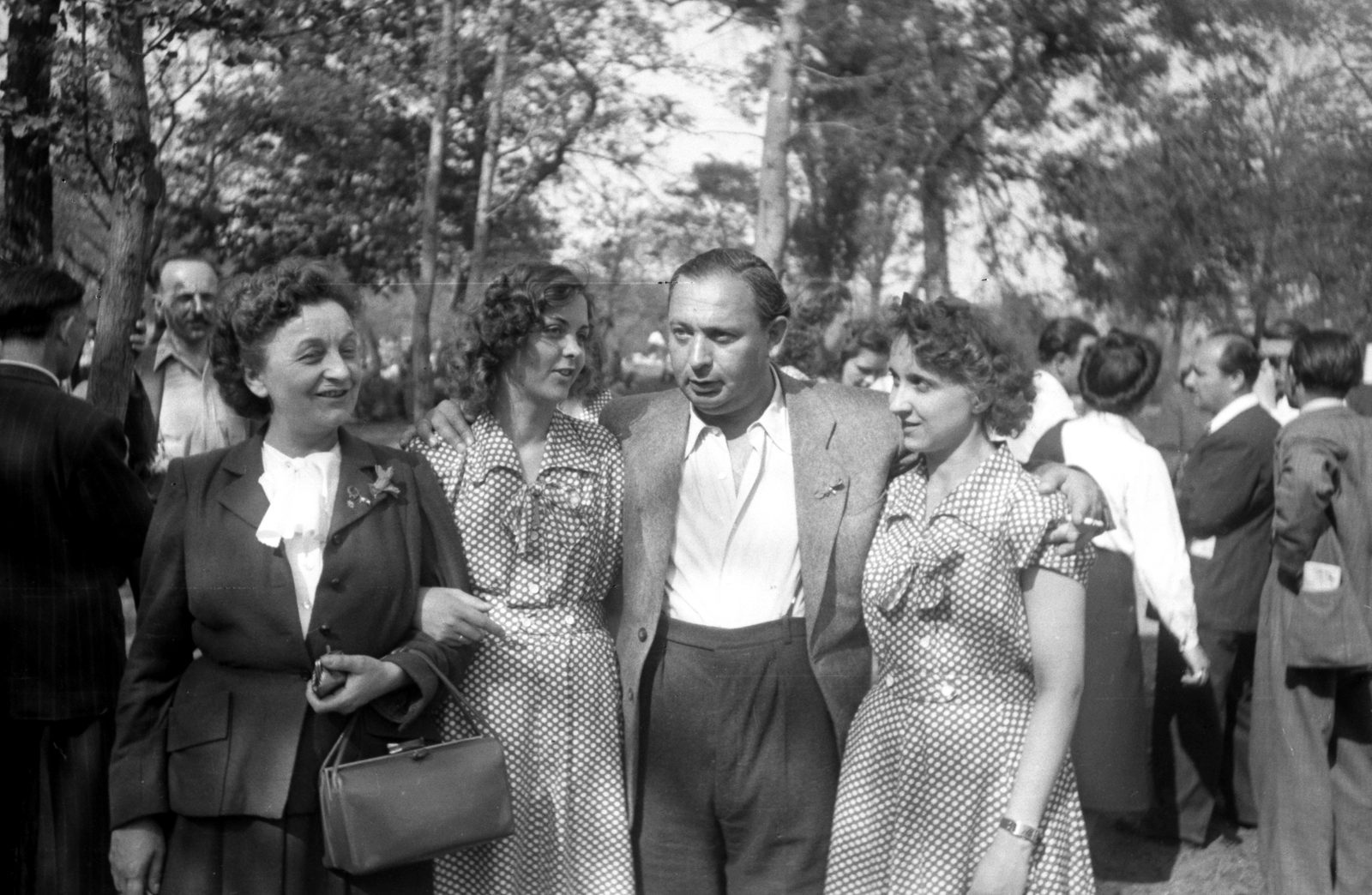 Hungary, Budapest, a kép bal szélén József Attila nővére József Jolán író, újságíró, jobbra Bodó Béla újságíró, író., 1949, Kovács Márton Ernő, handbag, lady, gentleman, dotted dress, Fortepan #32921