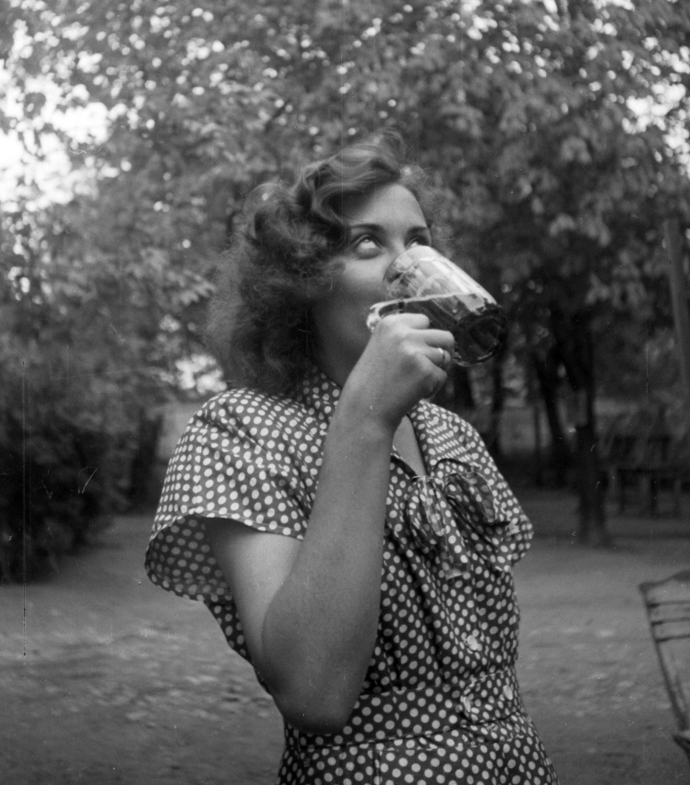 1949, Kovács Márton Ernő, drinking, beer, jar, lady, dotted dress, Fortepan #32923