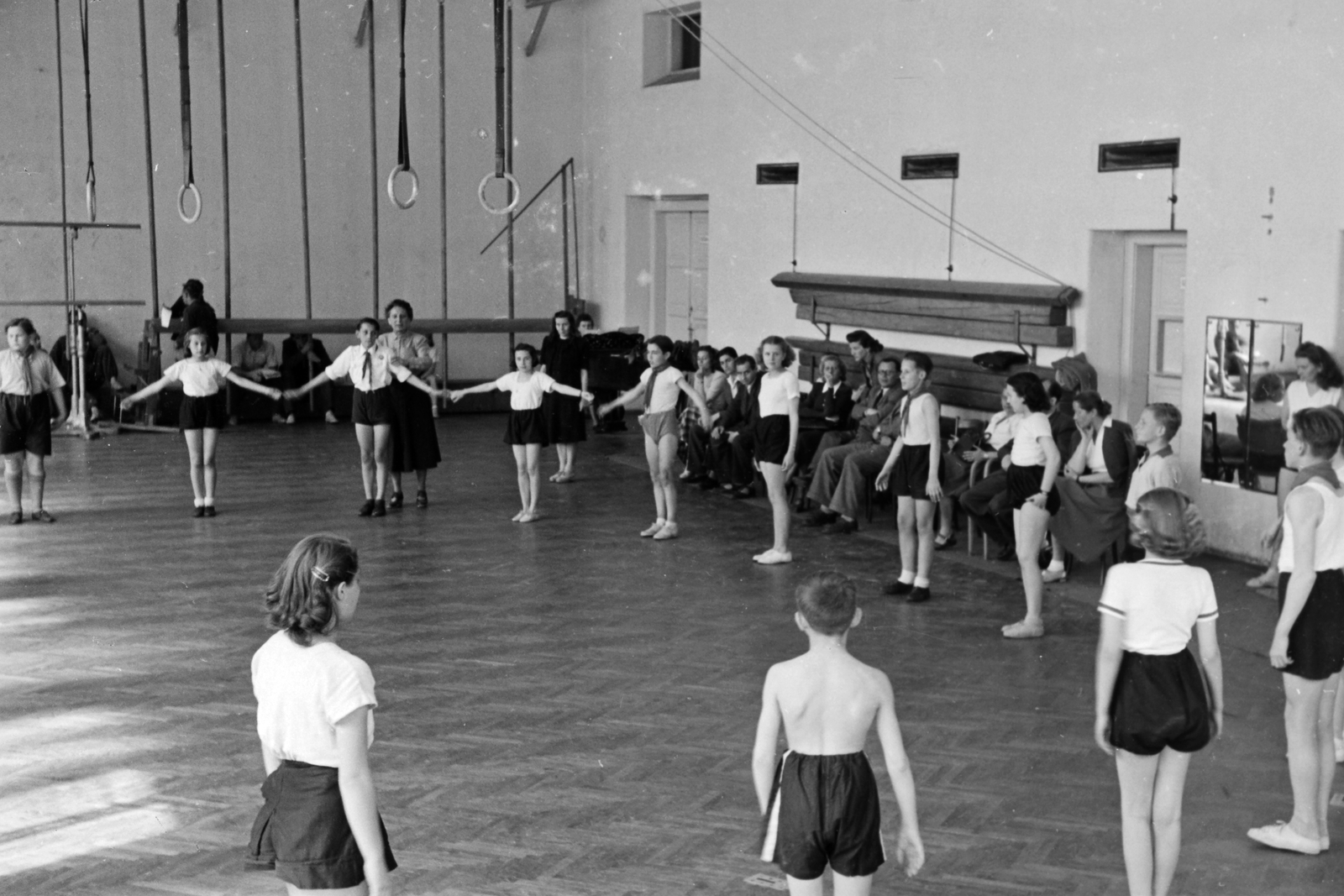 Hungary, Budapest XII., Győri út 13., Magyar Testnevelési Főiskola (később Testnevelési Egyetem) tornacsarnoka., 1949, Kovács Márton Ernő, pioneer, gym, parquet floor, Budapest, Fortepan #32932