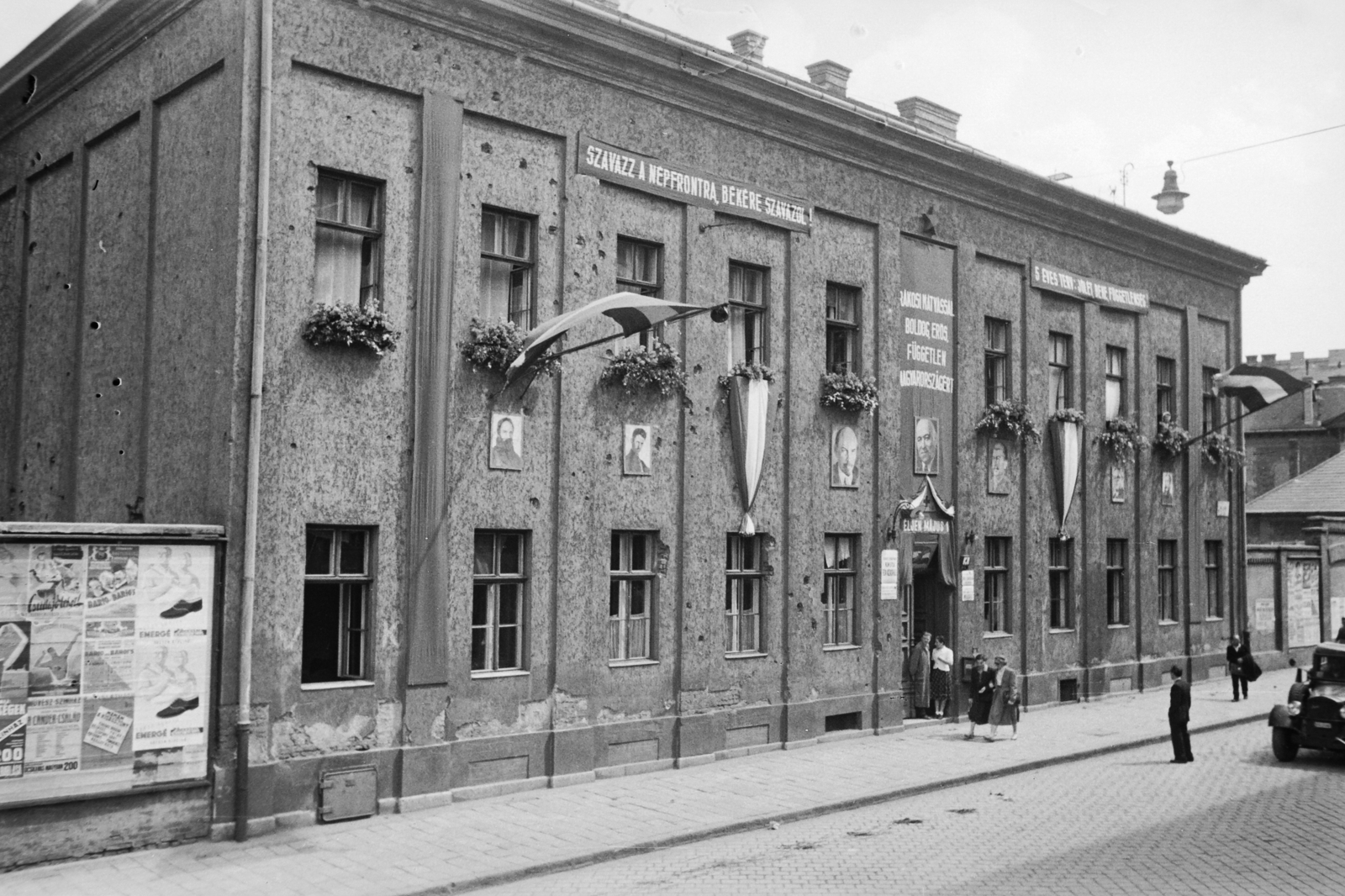 Magyarország, Budapest VIII., Kun utca 4. Kun utcai Kórház rendelőintézete Május 1-i dekorációval., 1949, Kovács Márton Ernő, plakát, Lenin-ábrázolás, Rákosi Mátyás-ábrázolás, Sztálin ábrázolás, Budapest, Fortepan #32955