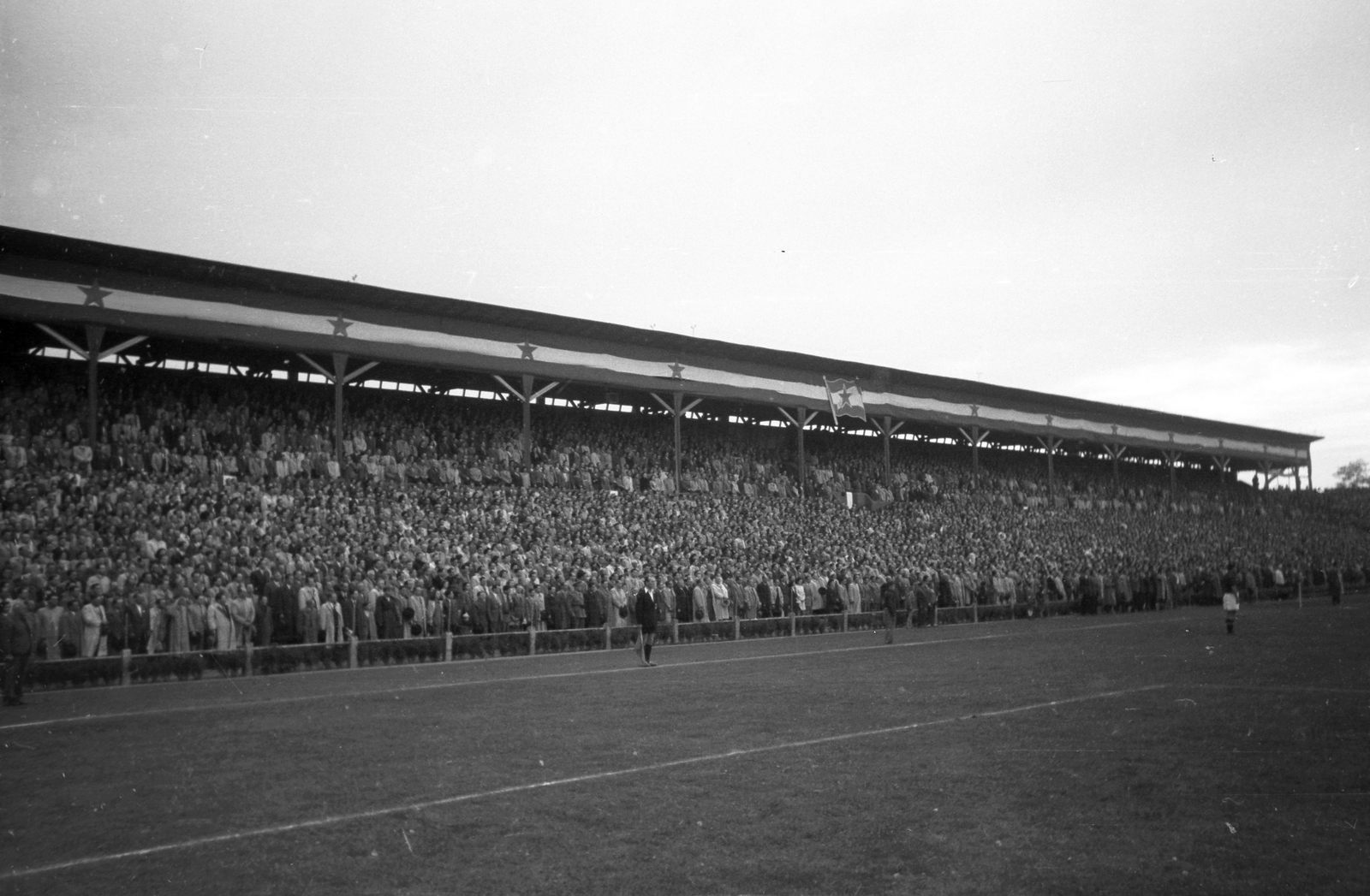 Hungary, Budapest IV., Újpest, Megyeri út, UTE pálya, Magyarország - Ausztria (6:1) válogatott labdarúgó-mérkőzés. Gyászszünet a Torino labdarúgó csapatának repülőgép-szerencsétlenségben elhunyt áldozatai tiszteletére., 1949, Kovács Márton Ernő, commemoration, Budapest, audience, football, compliment, Fortepan #32969