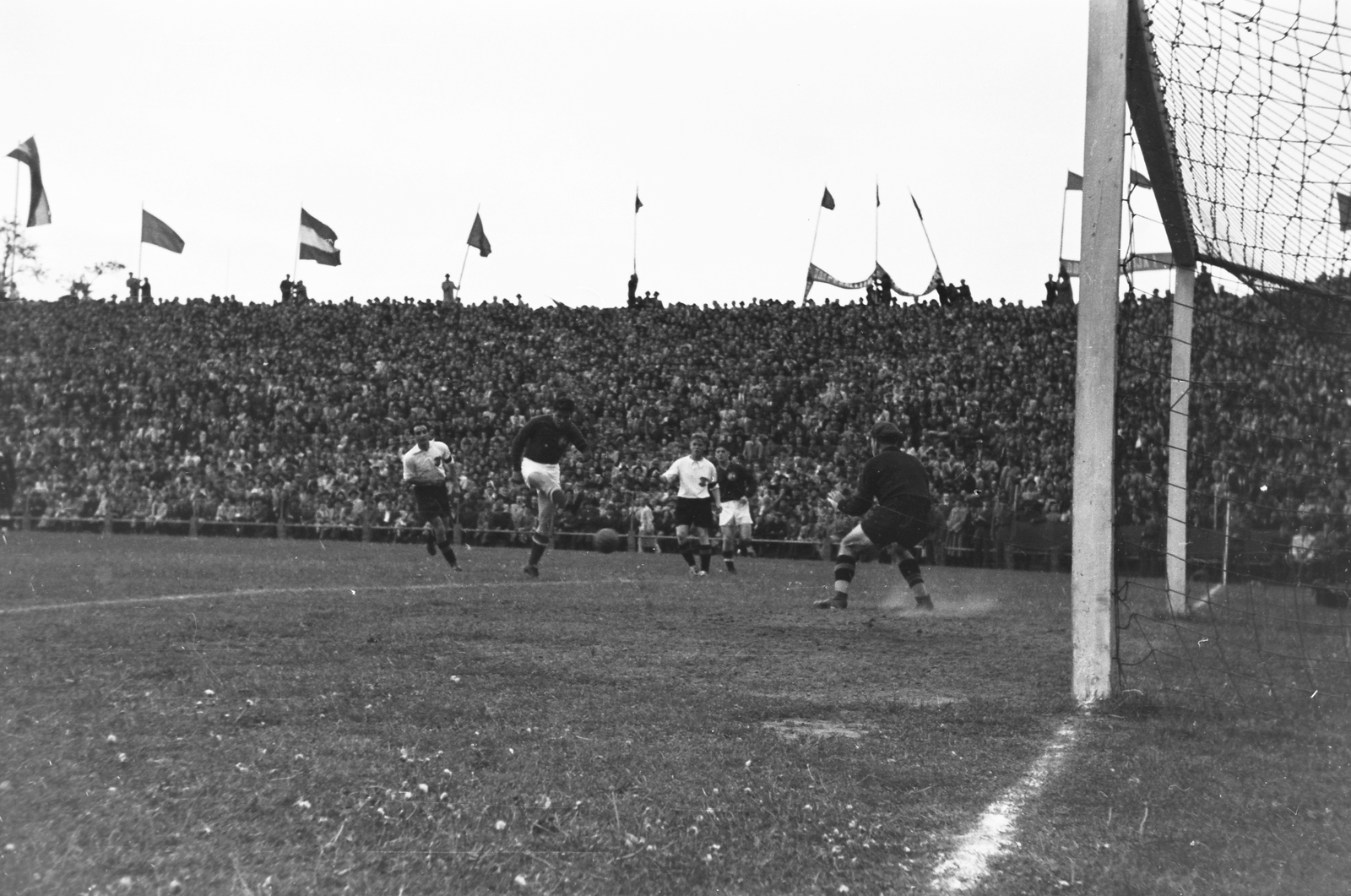 Hungary, Budapest IV., Újpest, Megyeri út, UTE pálya, Magyarország - Ausztria (6:1) válogatott labdarúgó-mérkőzés. Deák kapura lő, a háttérben Czibor., 1949, Kovács Márton Ernő, Budapest, celebrity, sportsperson, football, Fortepan #32973